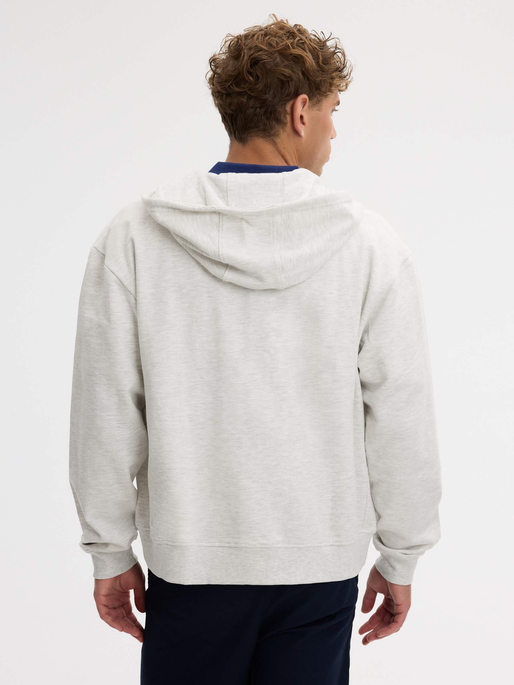  Moletom oversized com zíper e capuz cinza claro vigoré vista frontal