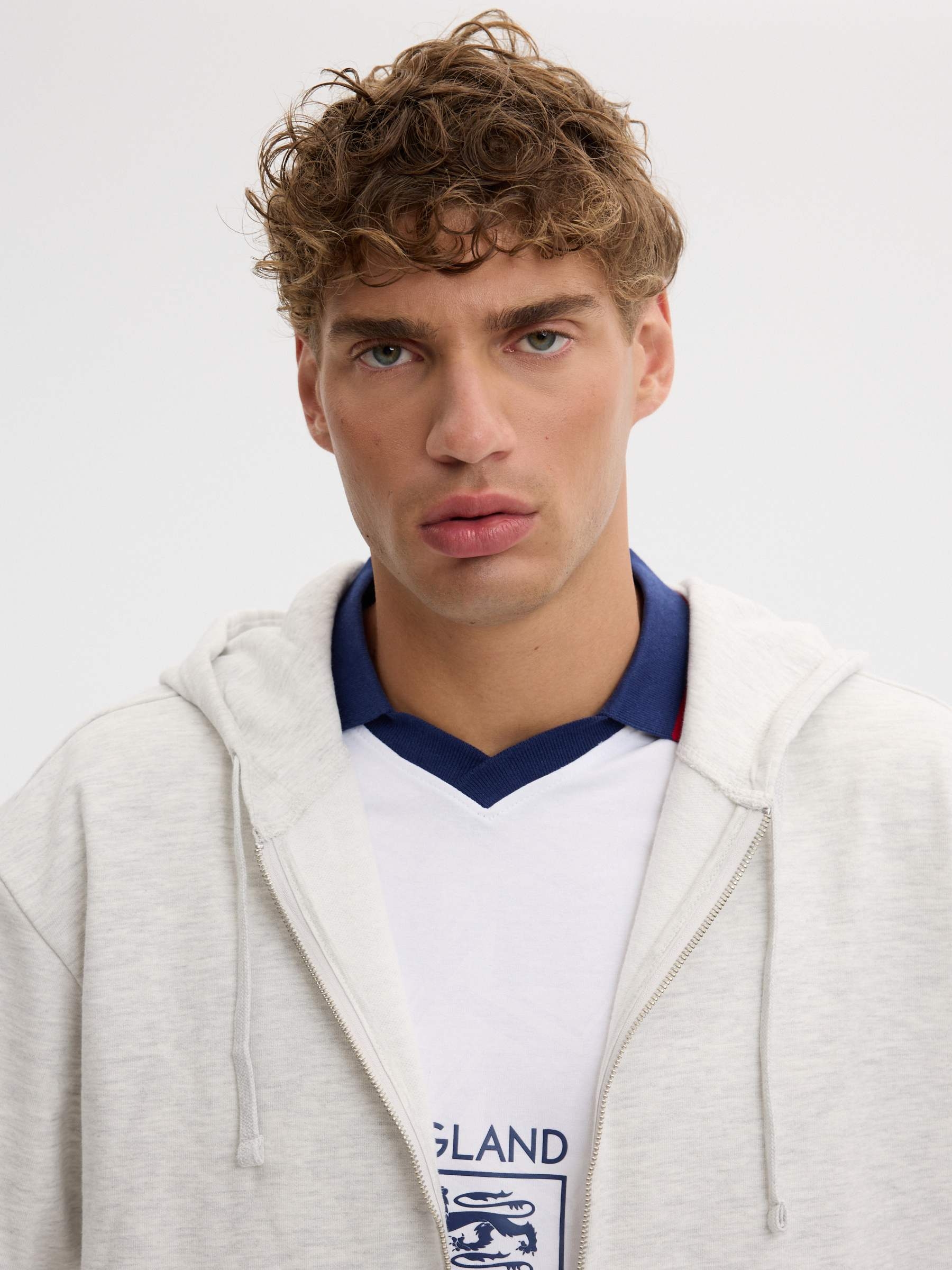  Moletom oversized com zíper e capuz cinza claro vigoré vista frontal