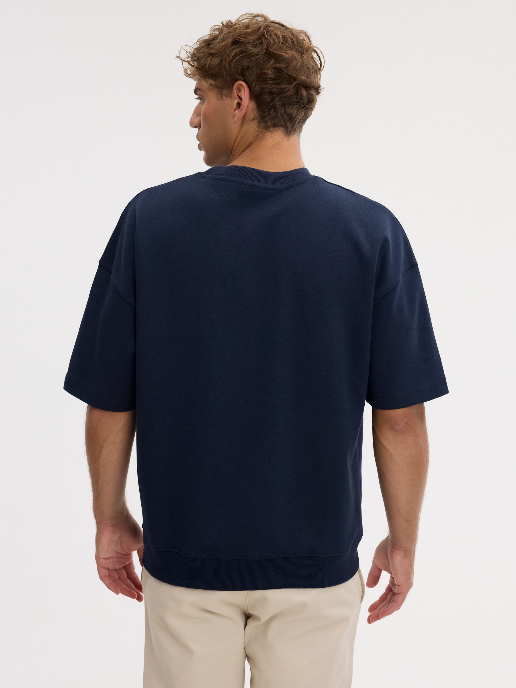Camiseta lisa de manga curta azul marinho vista meia frontal