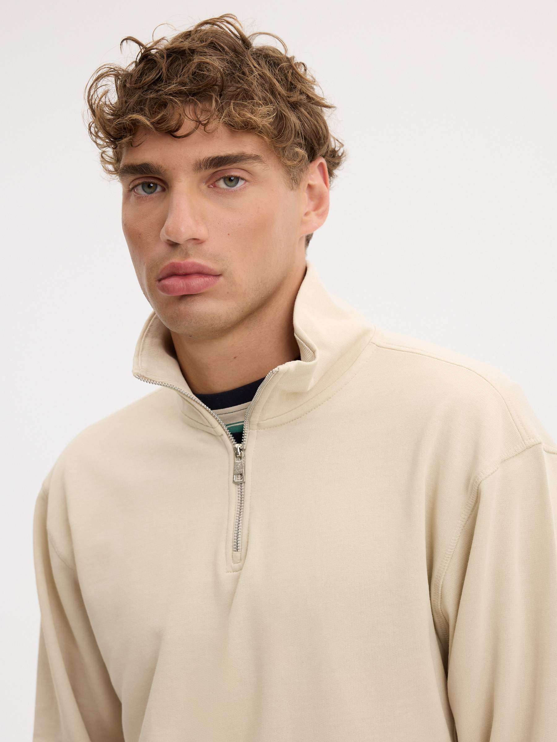 Sudadera cremallera semicisne lisa crudo vista media frontal