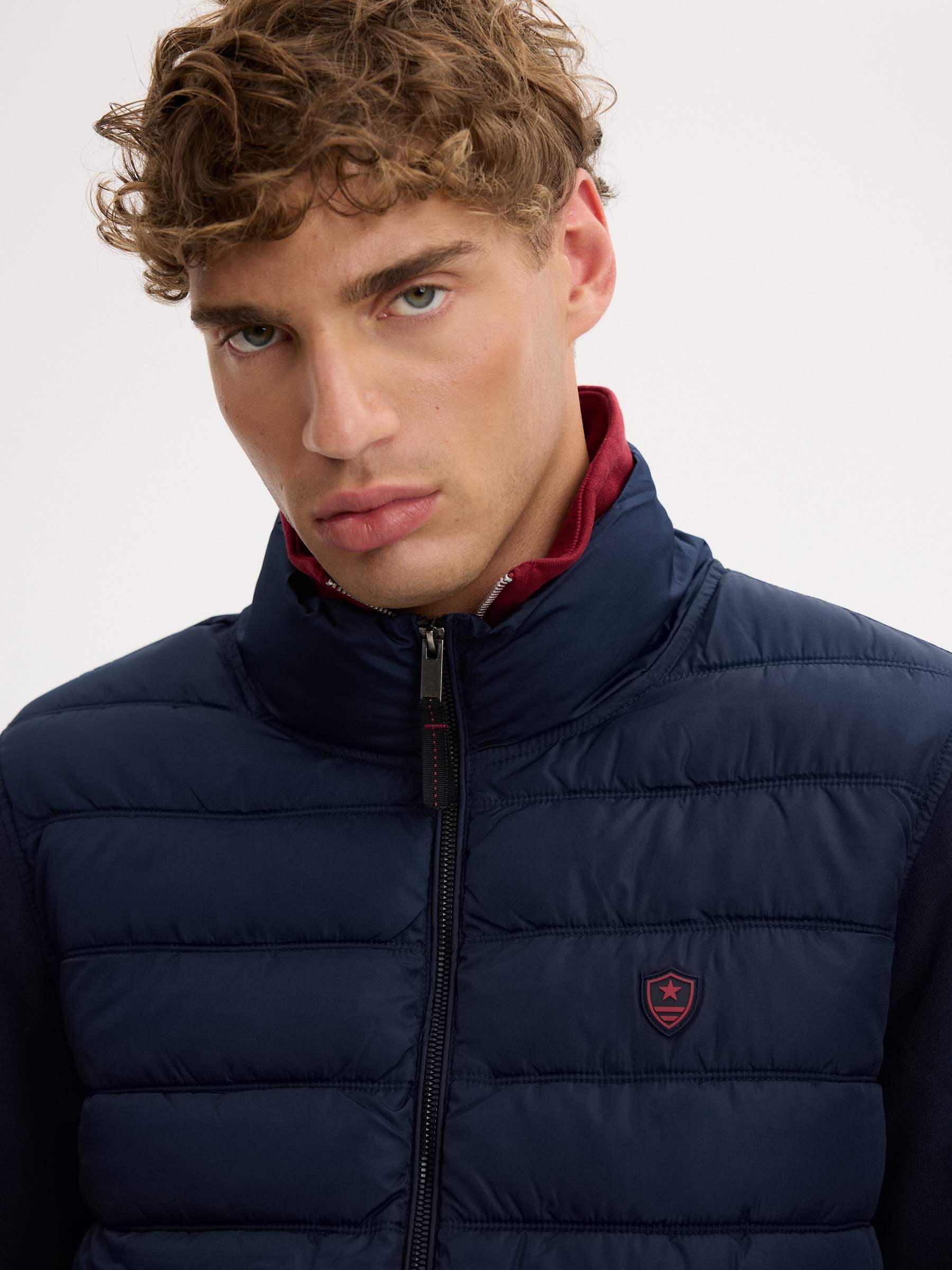 Jaqueta acolchoada de nylon regular azul marinho vista meia frontal