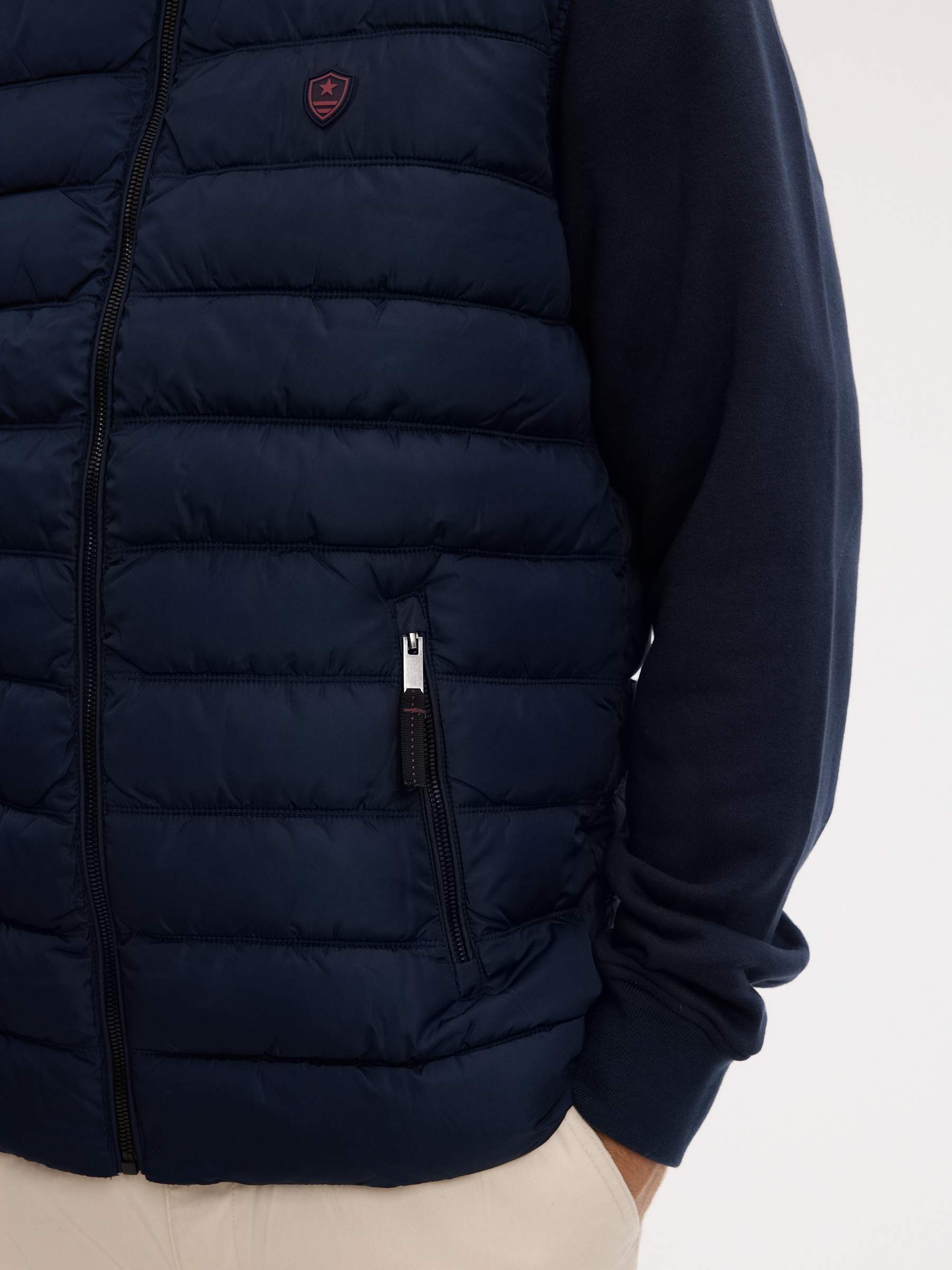 Jaqueta acolchoada de nylon regular azul marinho vista meia frontal