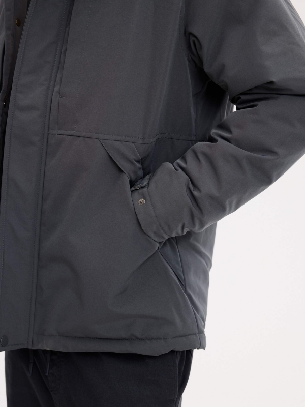 Jaqueta com capuz acolchoada azul marinho vista detalhe