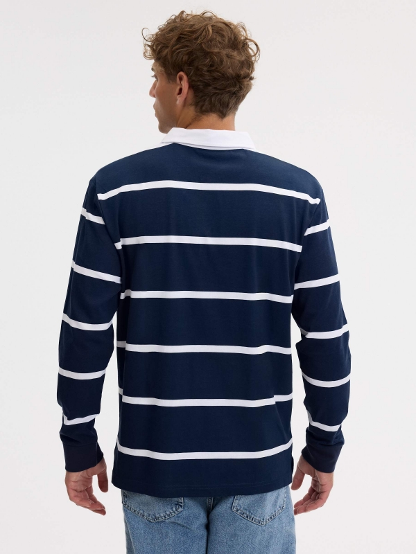 Polo oversized listrado de manga longa azul marinho vista meia traseira
