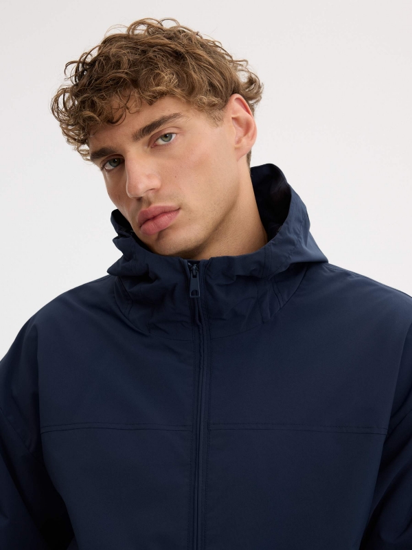 Cazadora nylon ligera con capucha azul marino vista detalle