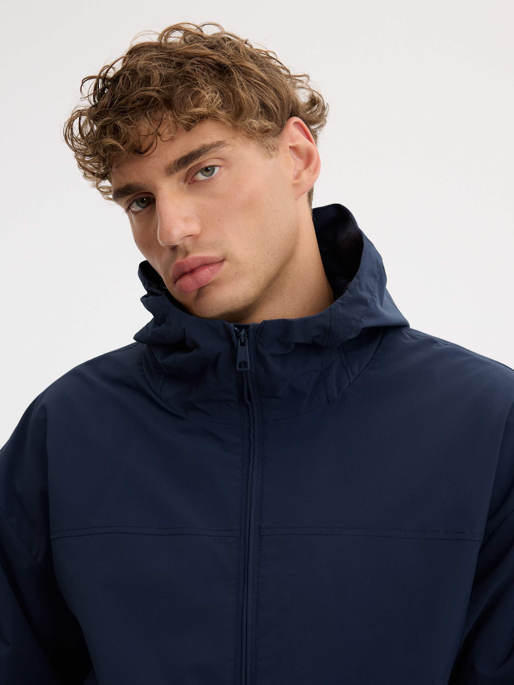 Cazadora nylon ligera con capucha azul marino vista media frontal