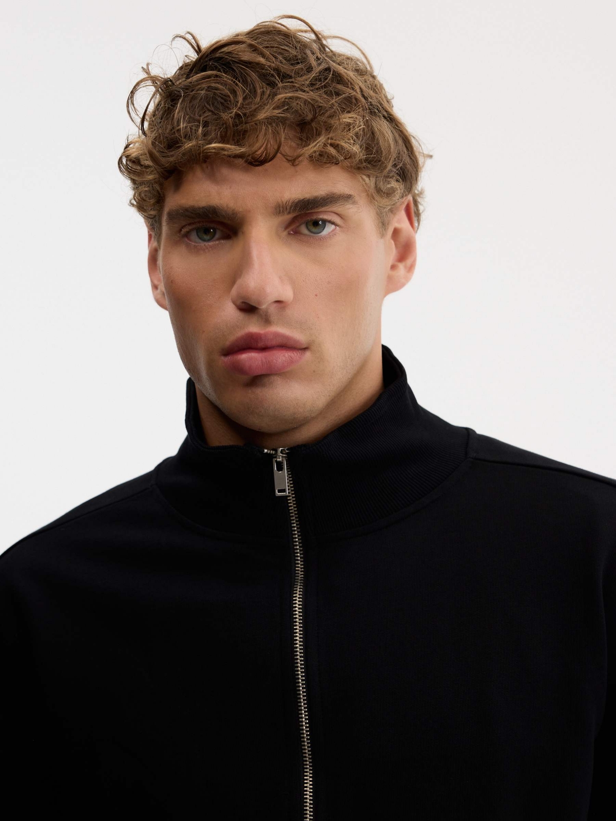 Chaqueta canalé cremallera cuello alto negro vista detalle