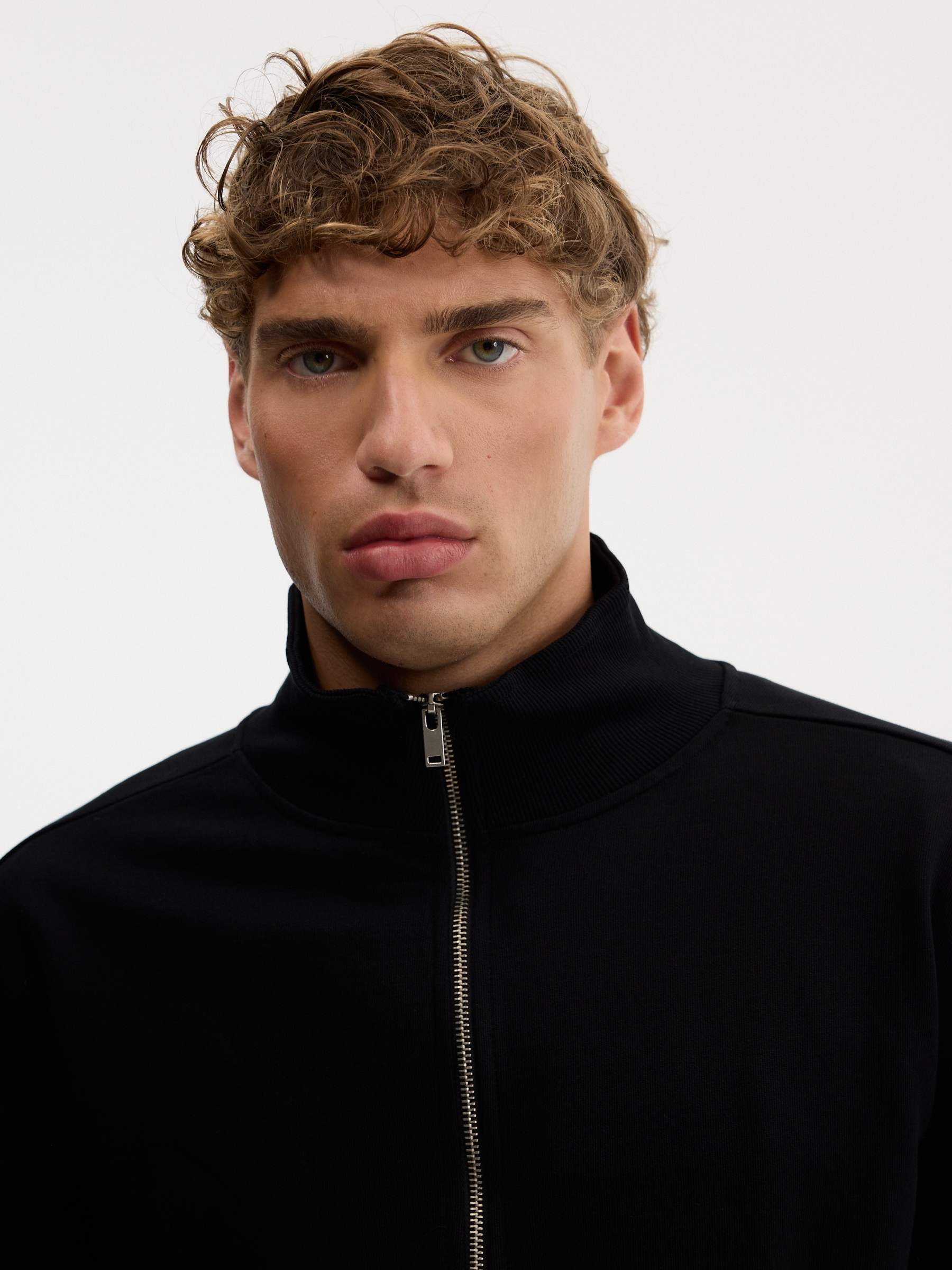 Chaqueta canalé cremallera cuello alto negro vista media frontal
