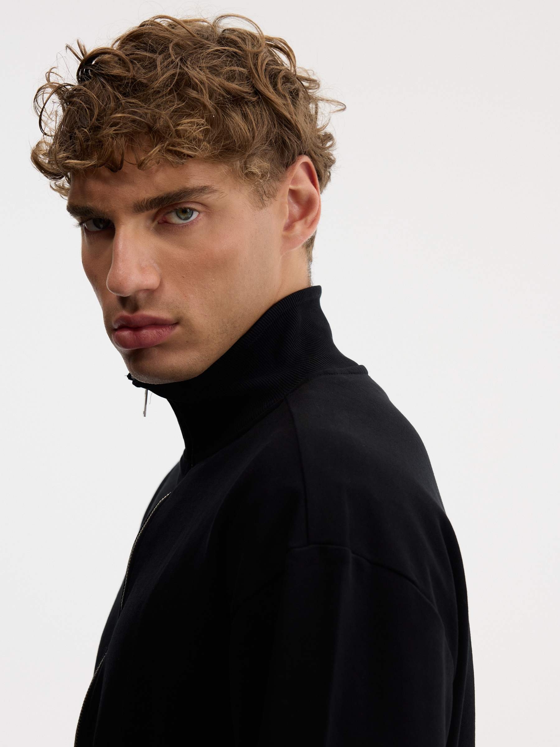 Chaqueta canalé cremallera cuello alto negro vista media frontal