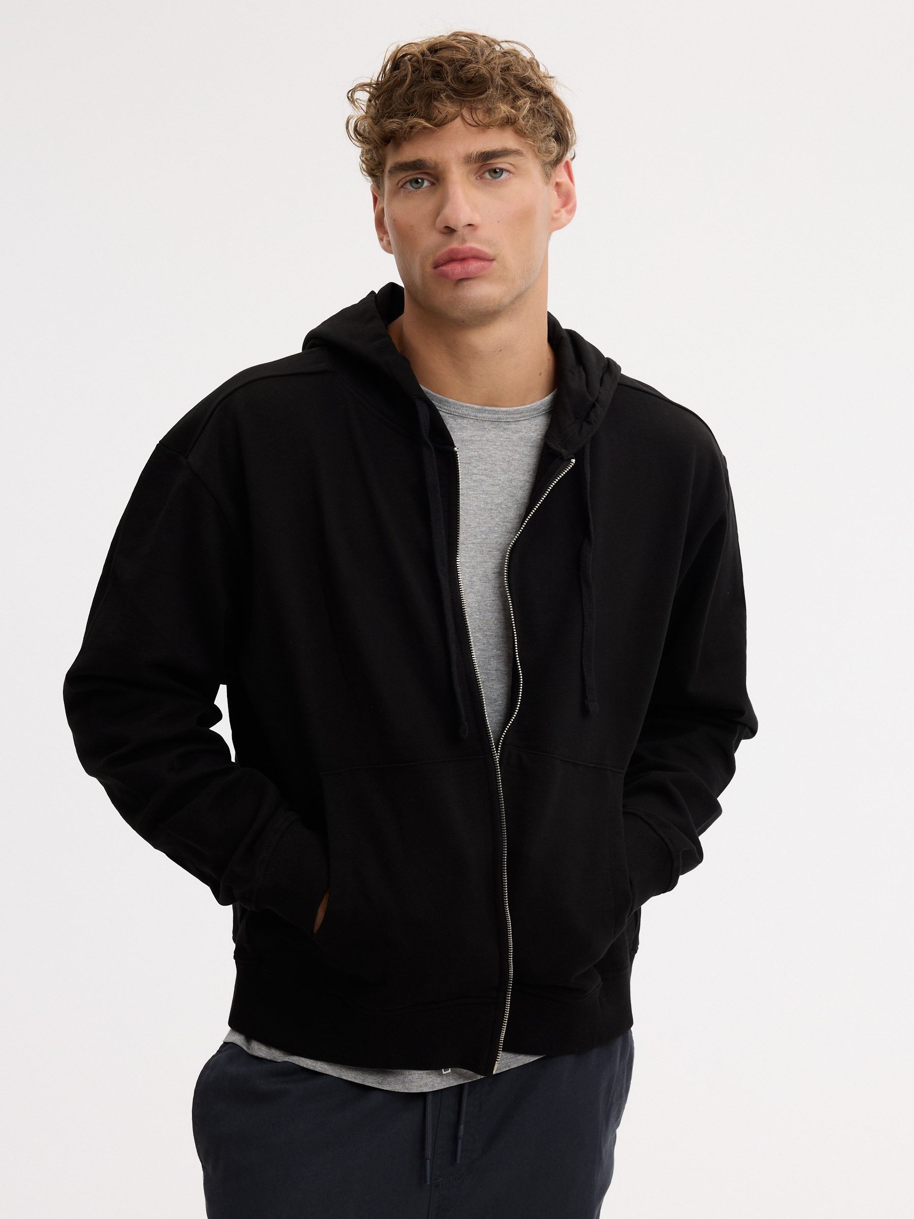Moletom oversized com zíper e capuz preto vista meia frontal