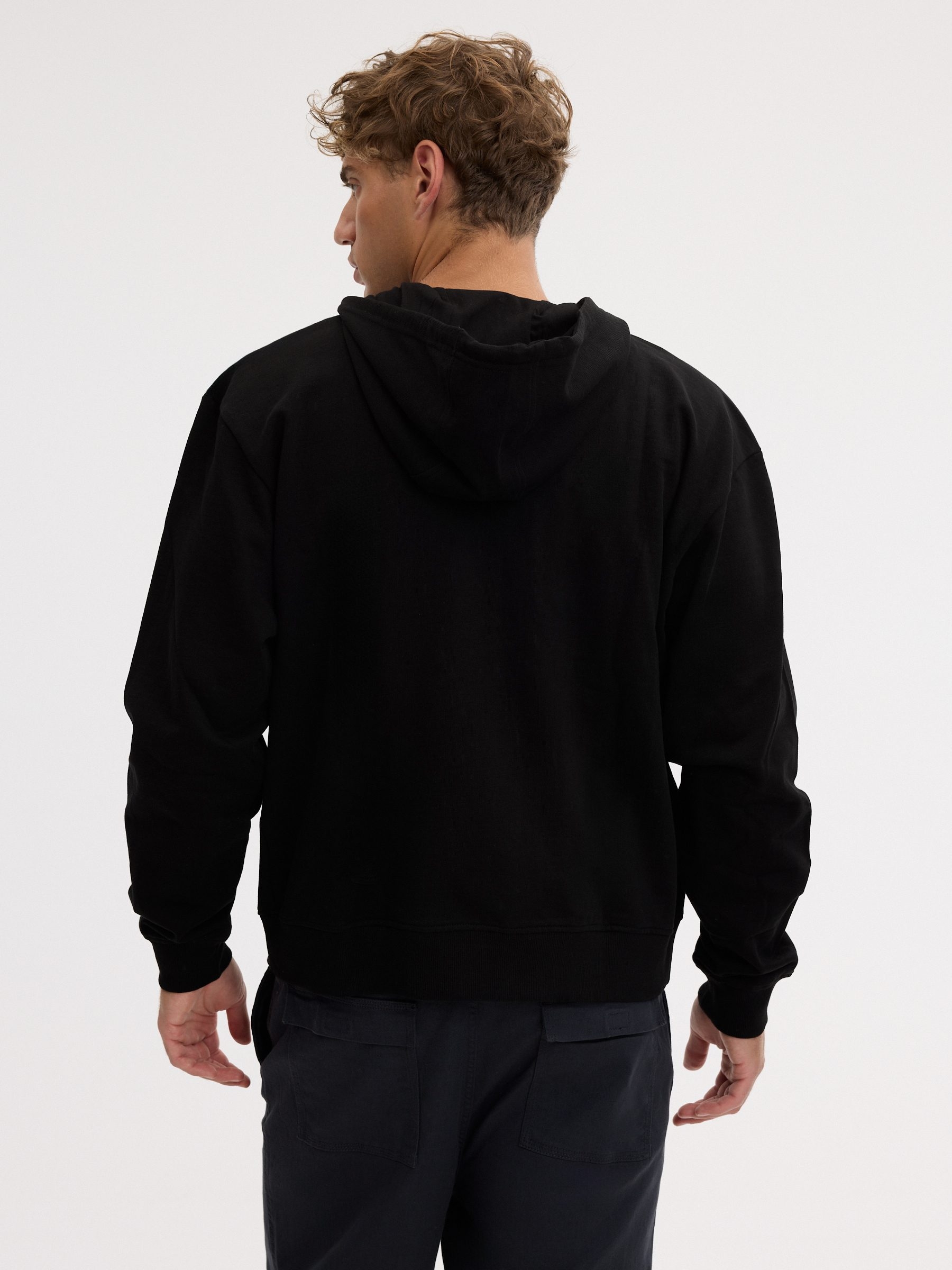 Moletom oversized com zíper e capuz preto vista meia frontal
