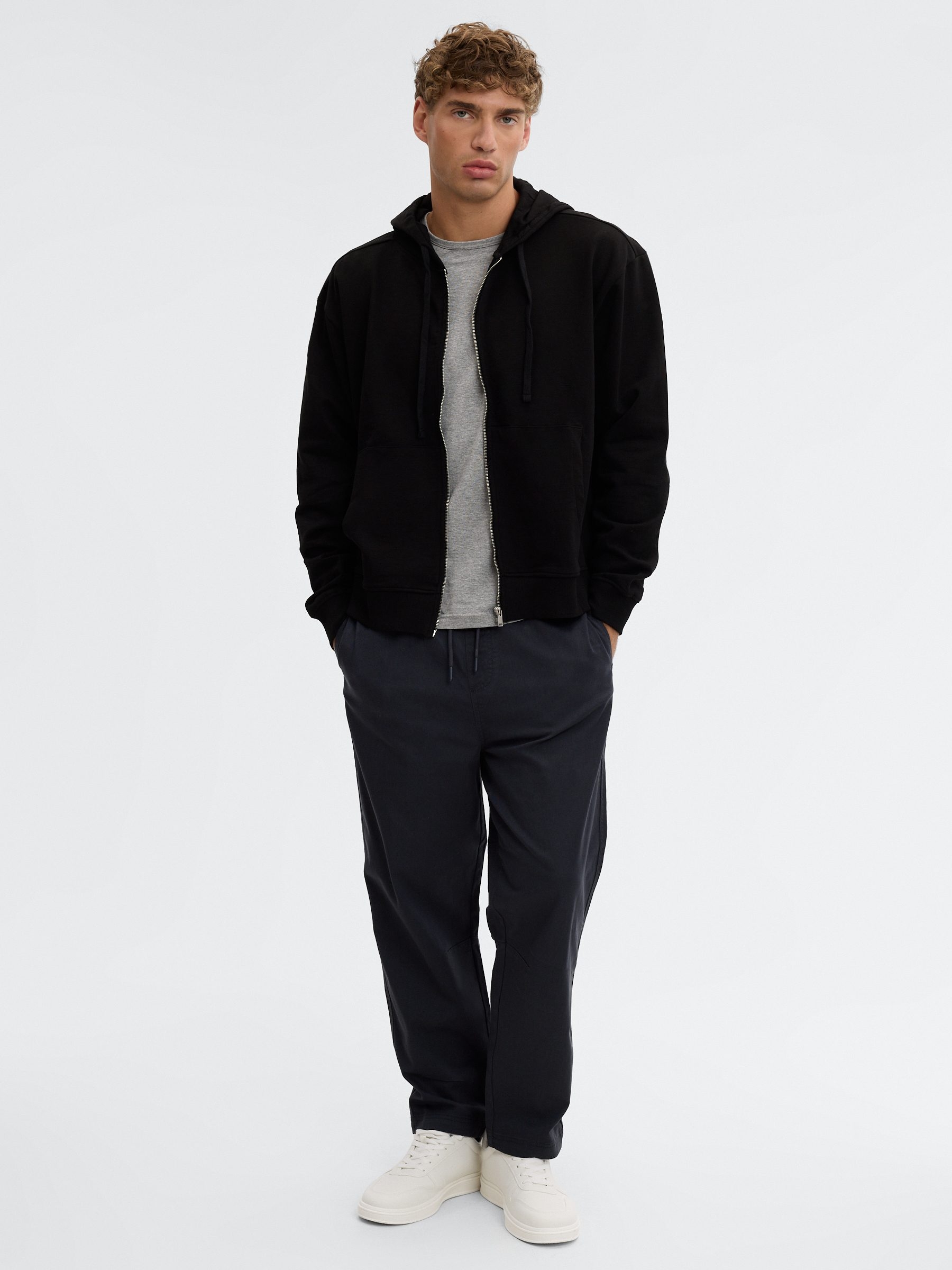 Moletom oversized com zíper e capuz preto vista meia frontal