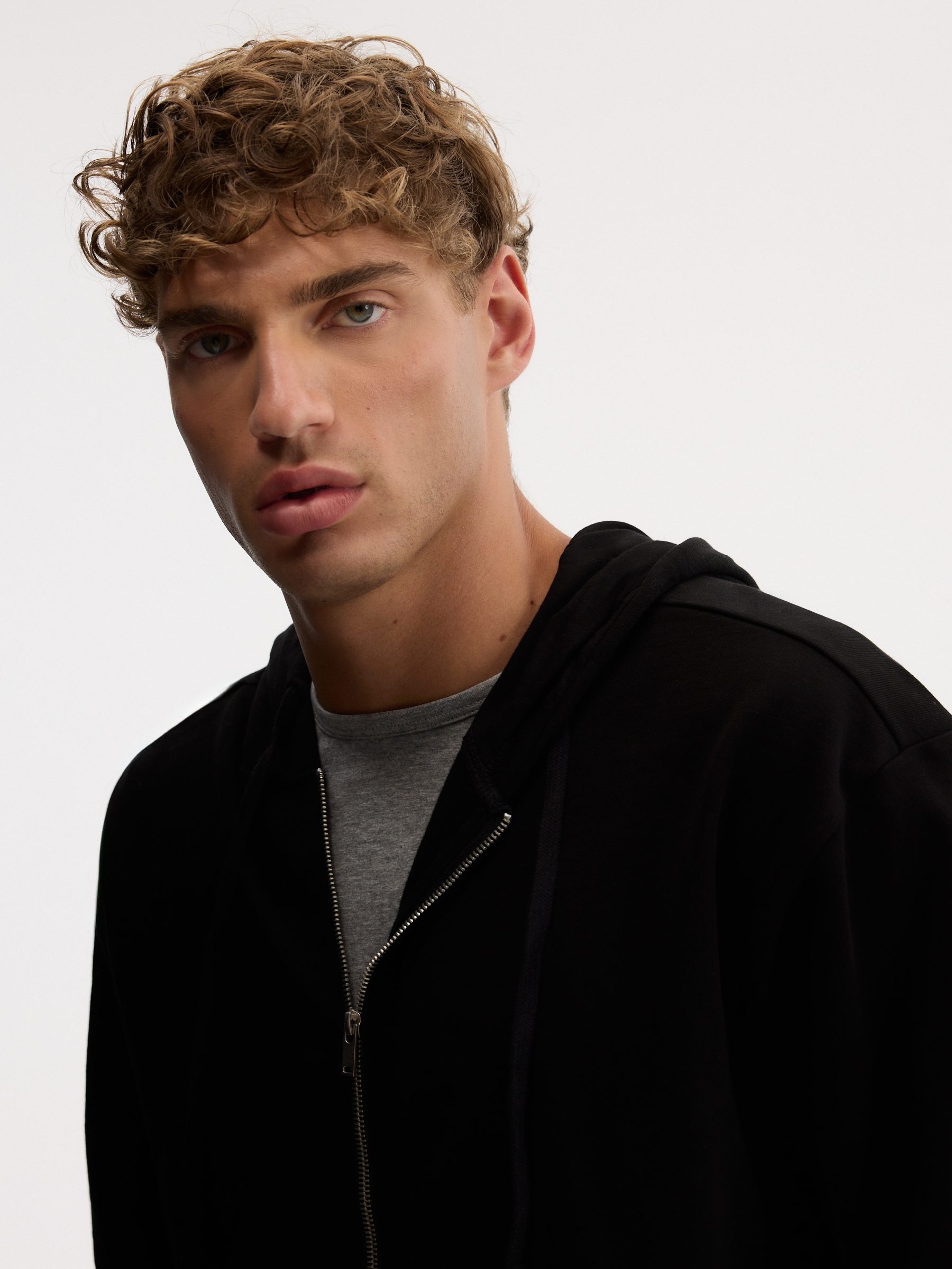 Moletom oversized com zíper e capuz preto vista meia frontal