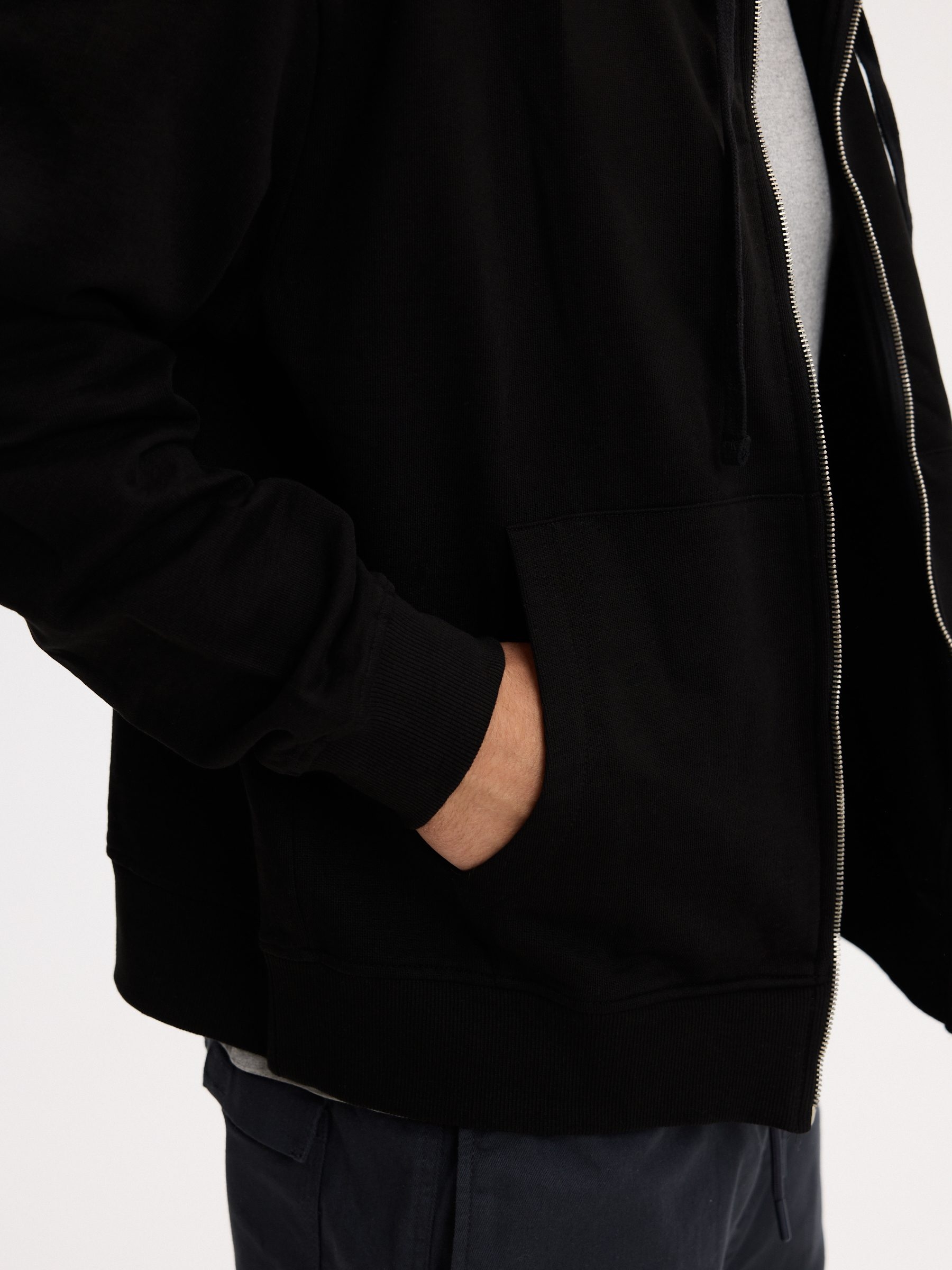 Moletom oversized com zíper e capuz preto vista meia frontal
