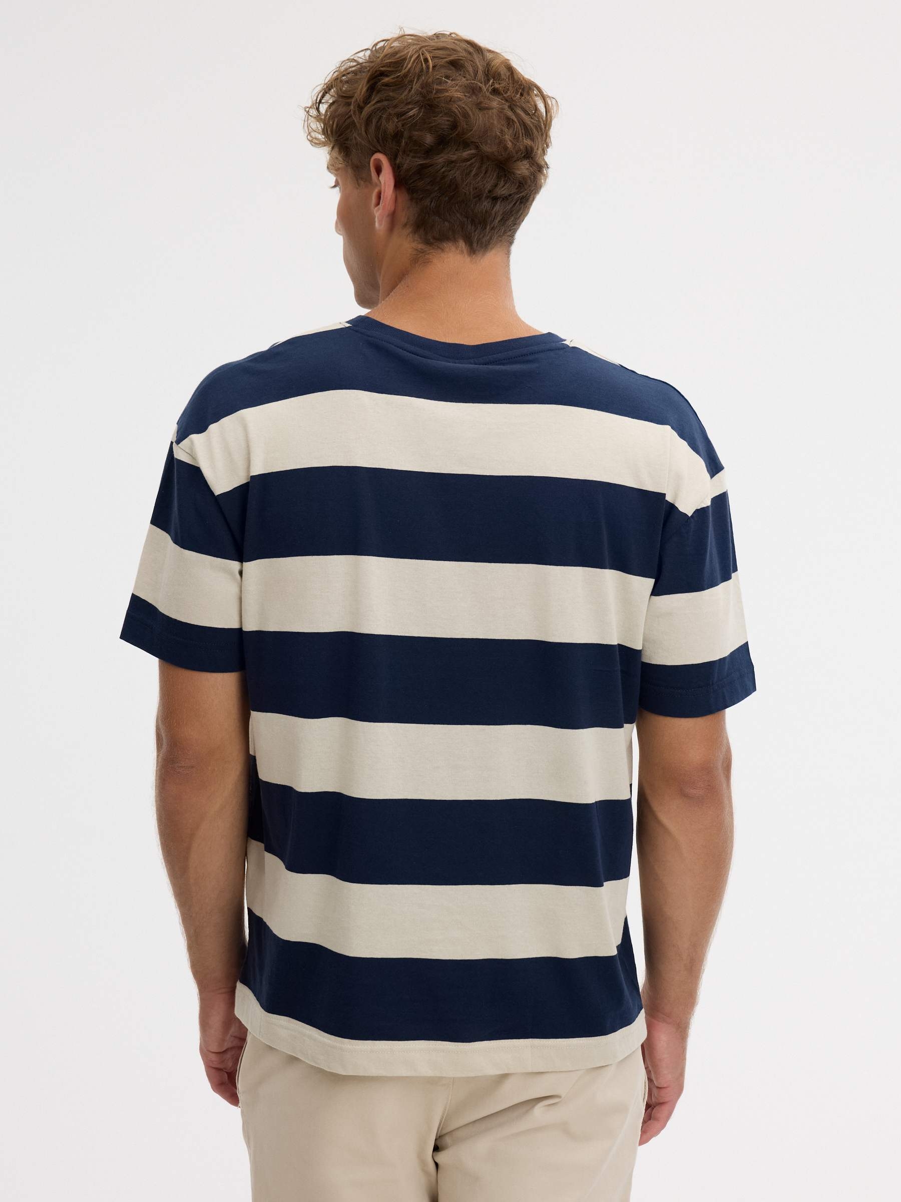 Camiseta rayas marineras azul marino vista media frontal