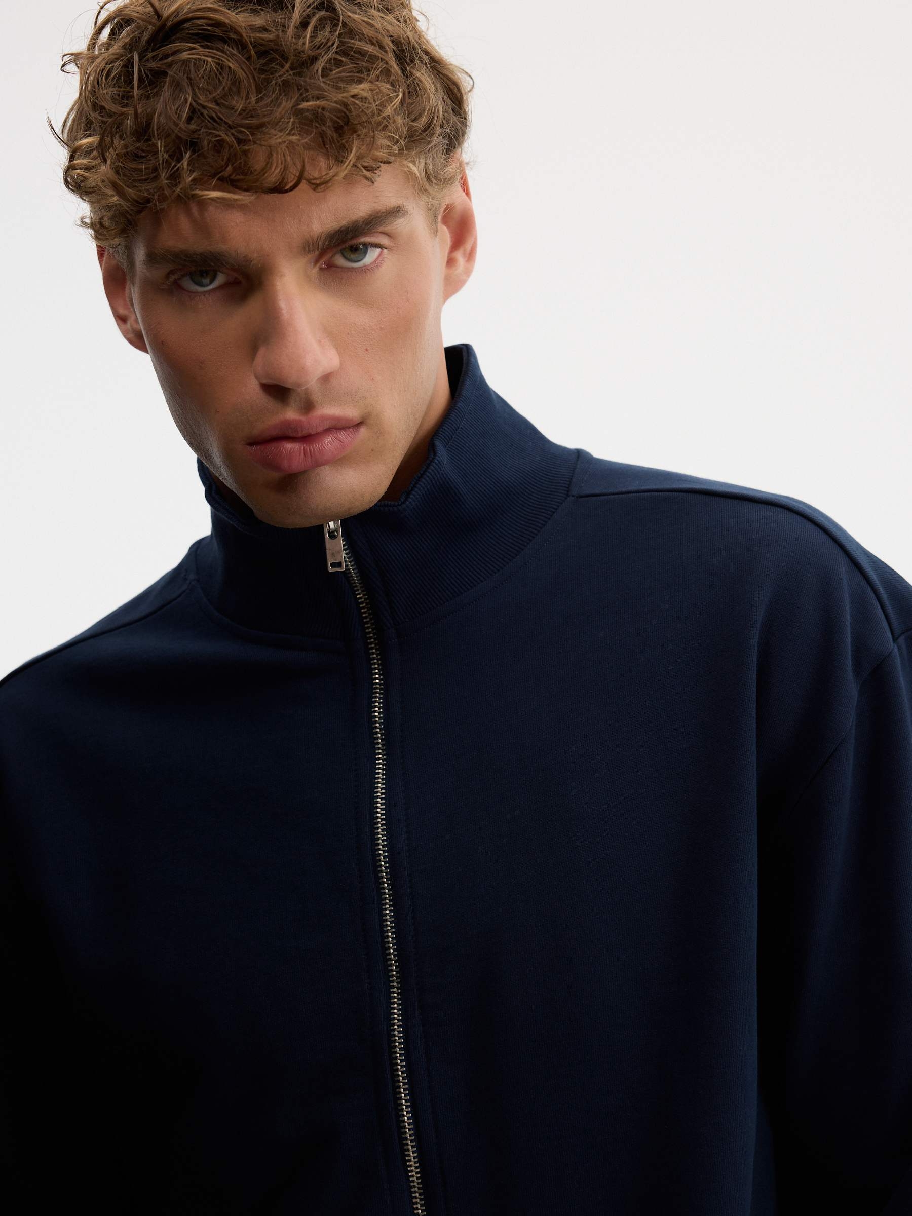 Chaqueta canalé cremallera cuello alto azul marino vista media frontal