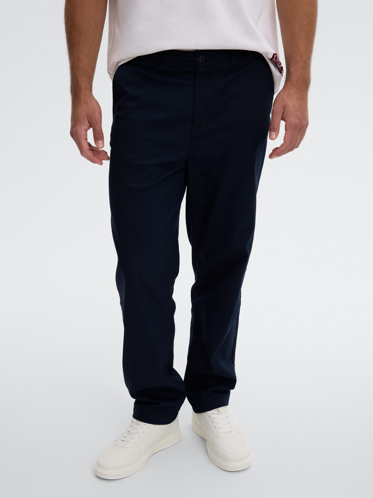 Pantalón chino straight tiro alto azul marino vista media frontal