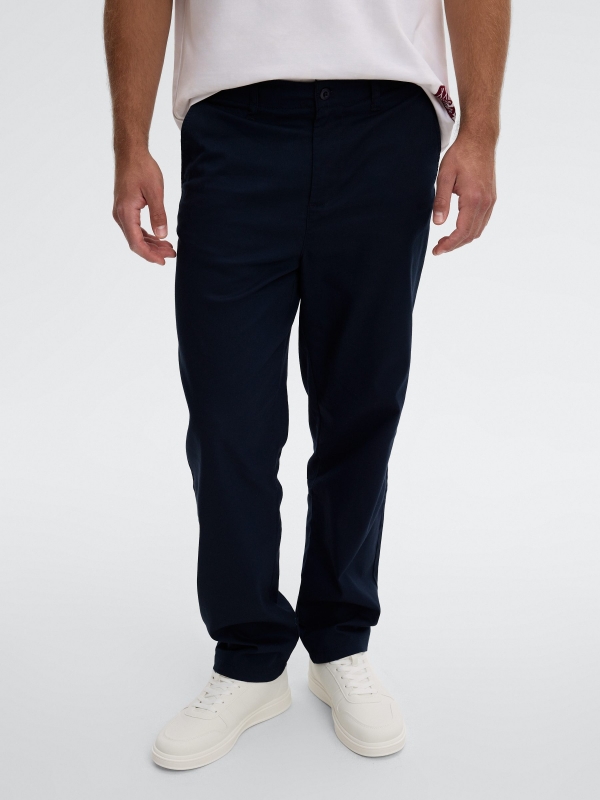Pantalón chino straight tiro alto azul marino vista media frontal