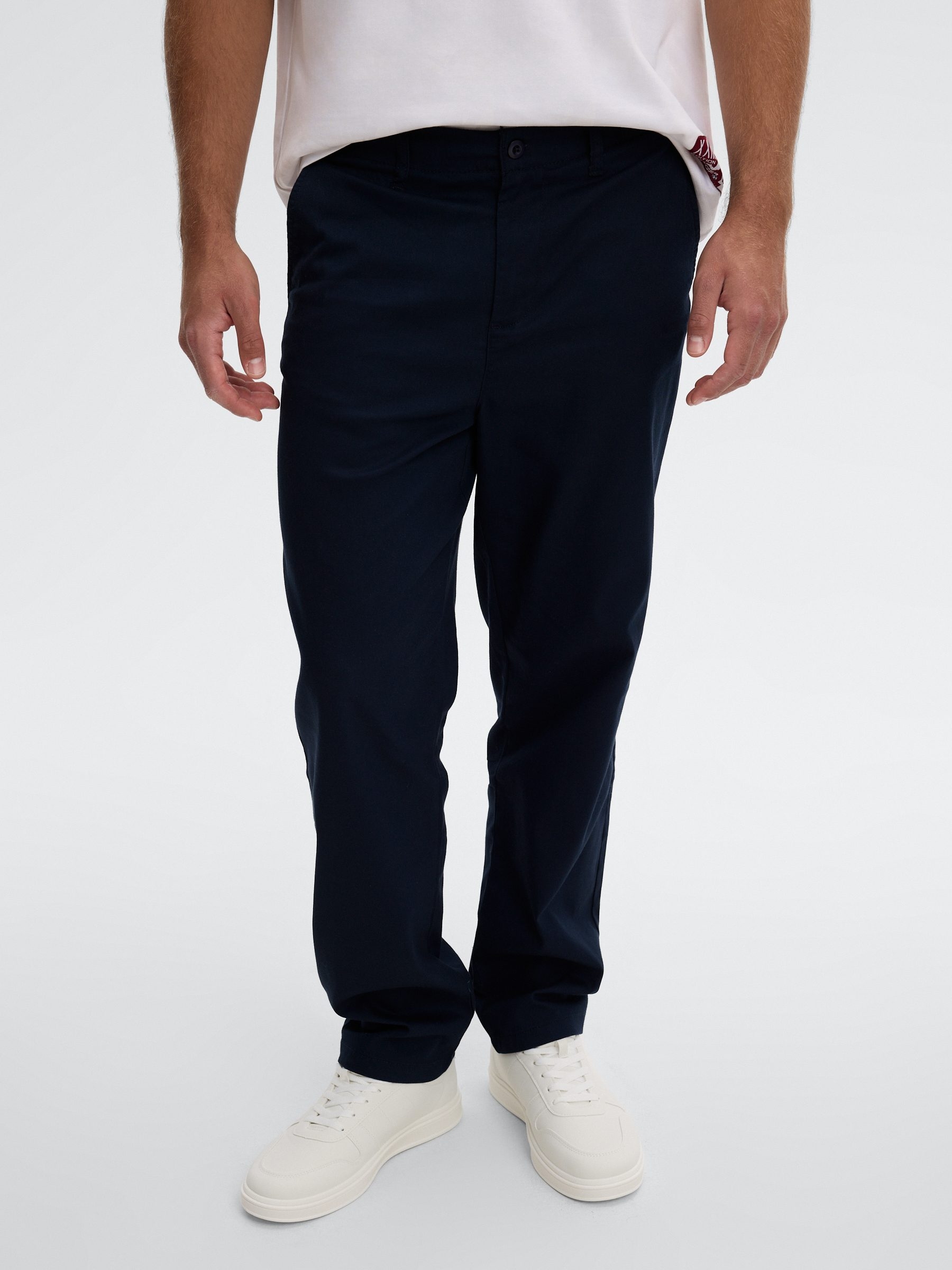 Calça chino straight cintura alta azul marinho vista geral frontal