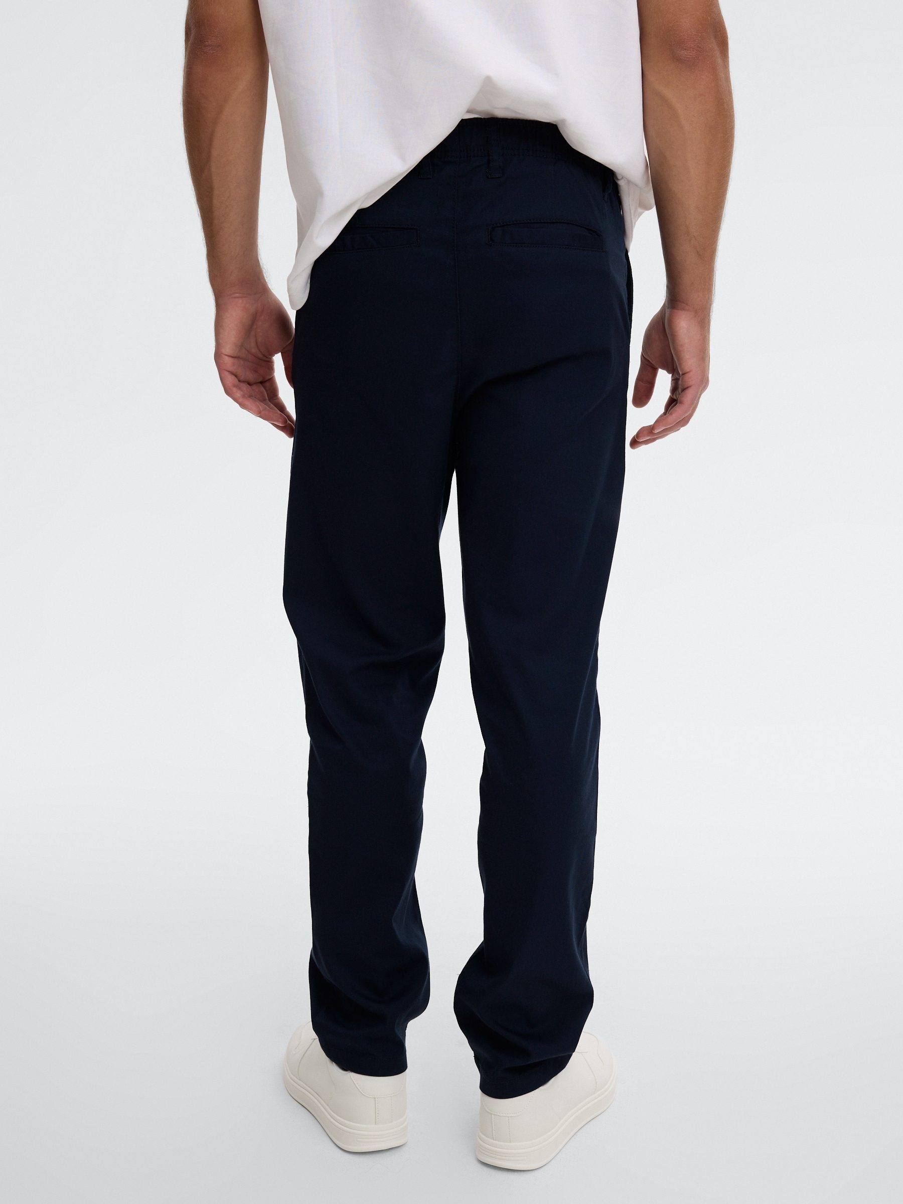 Calça chino straight cintura alta azul marinho vista geral frontal