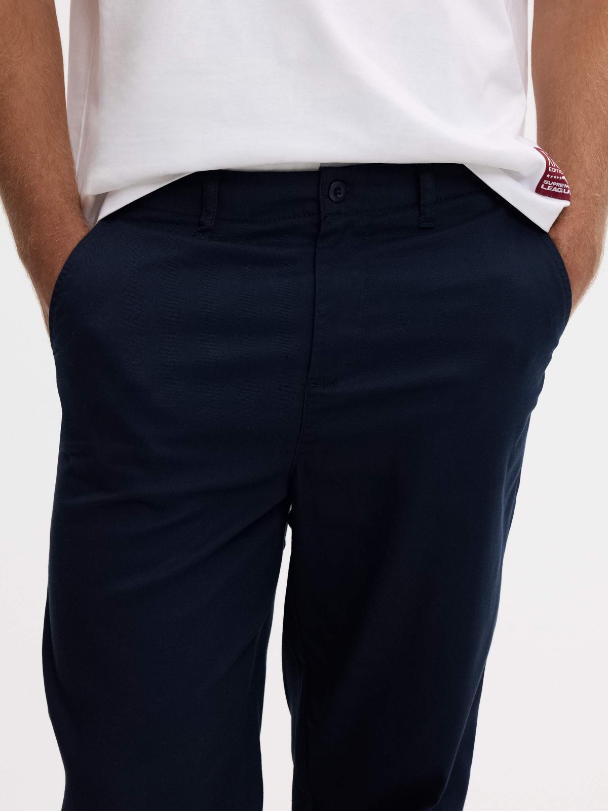 Pantalón chino straight tiro alto azul marino vista detalle