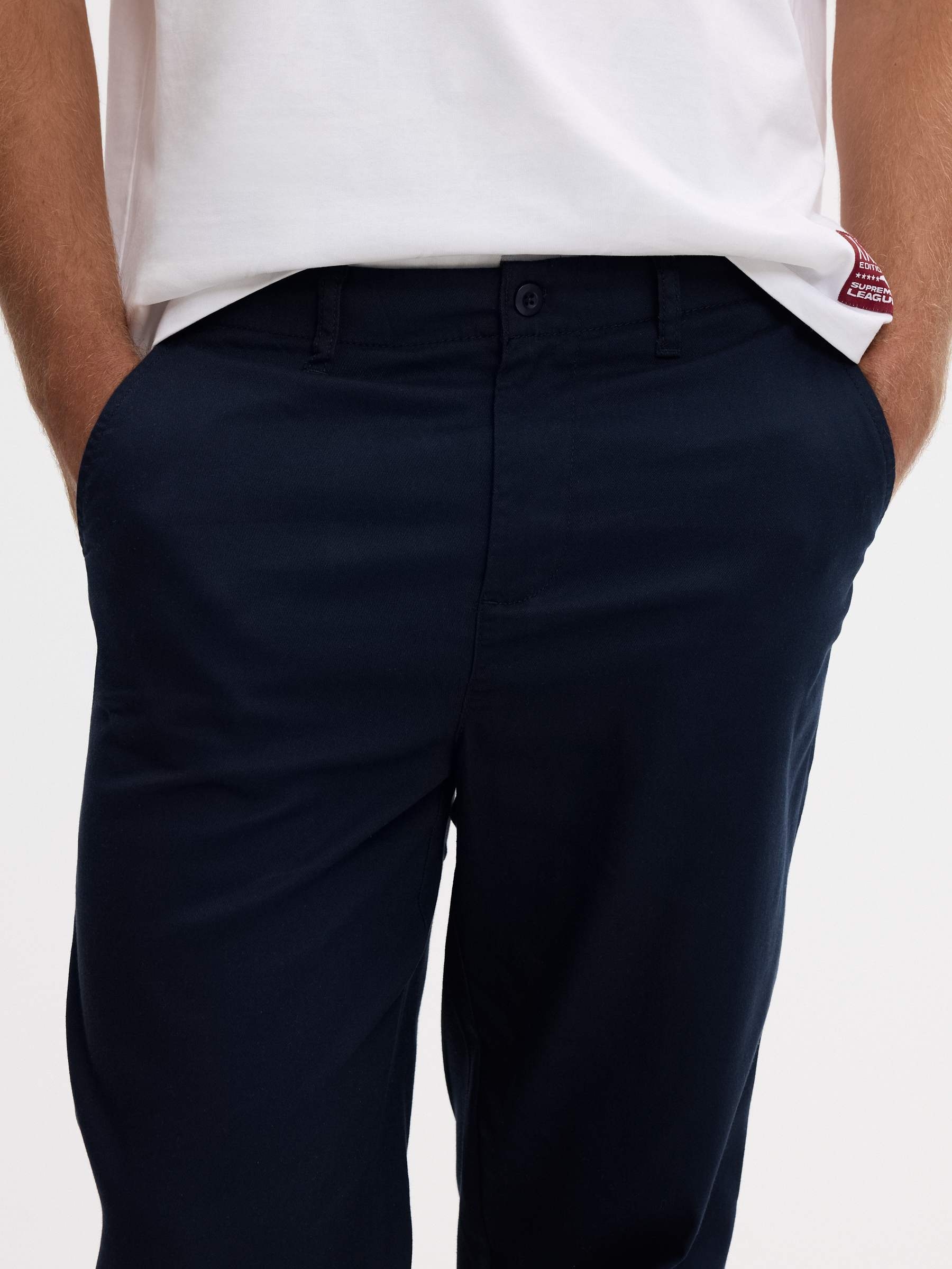 Calça chino straight cintura alta azul marinho vista geral frontal