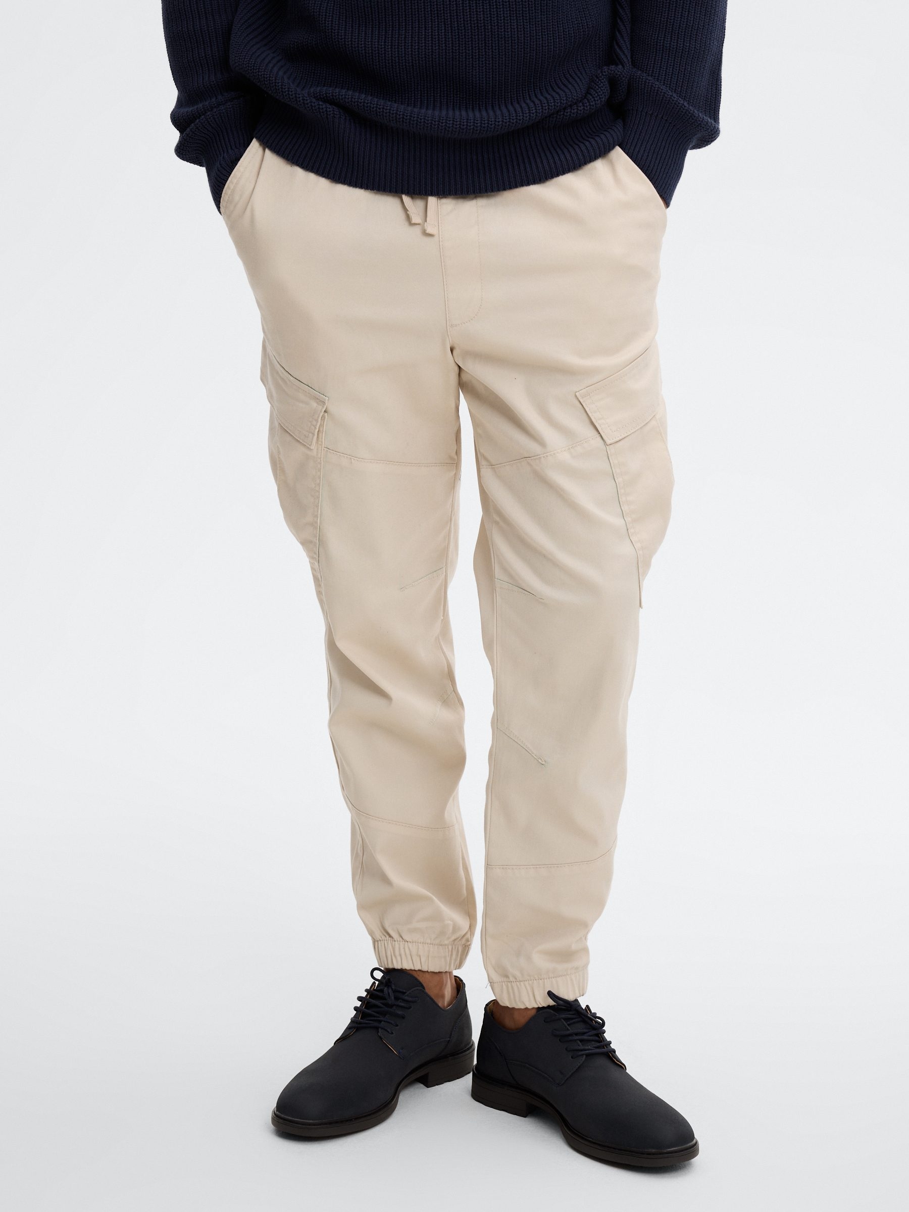 Pantalón cargo jogger tiro alto crudo vista general frontal
