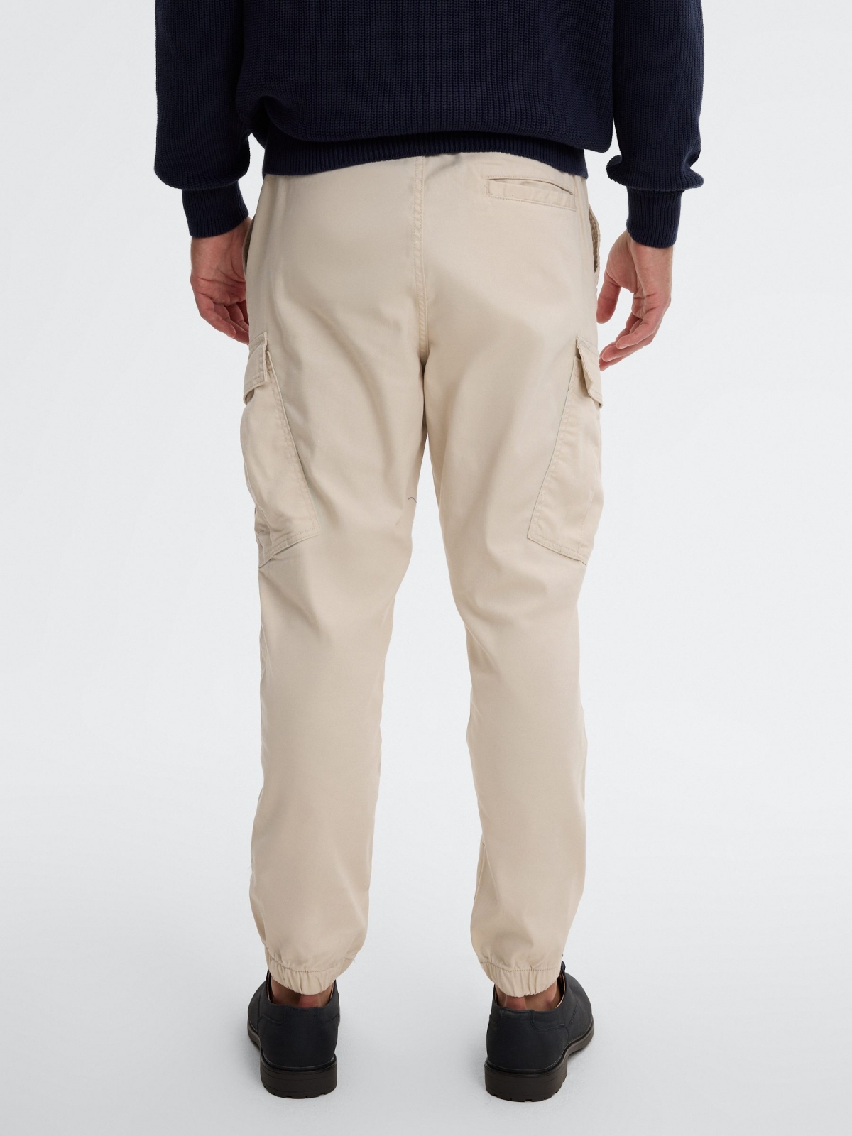 Pantalón cargo jogger tiro alto crudo vista media trasera
