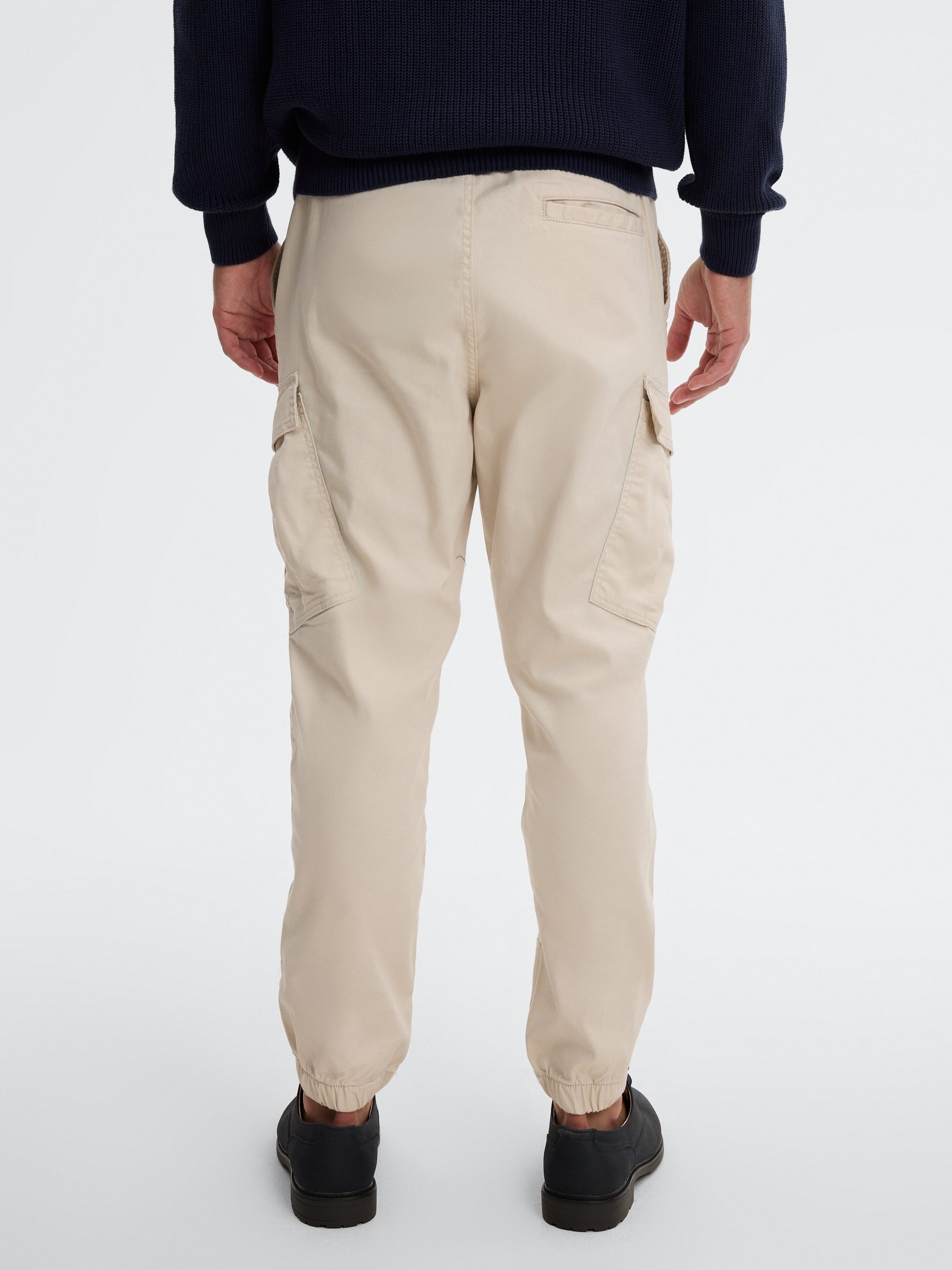 Pantalón cargo jogger tiro alto crudo vista general frontal