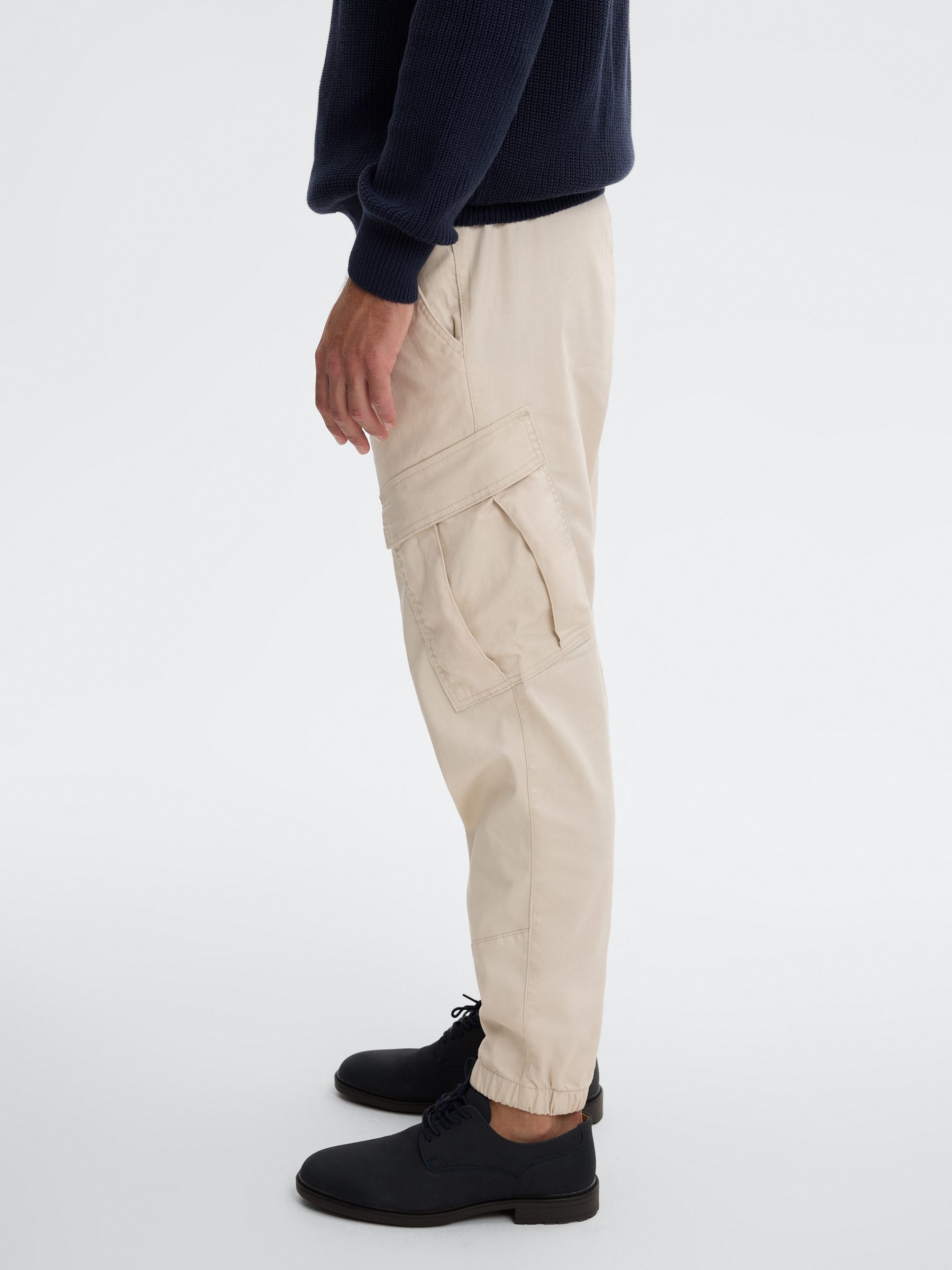 Pantalón cargo jogger tiro alto crudo vista general frontal