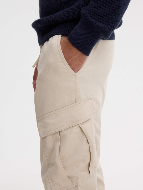 Pantalón cargo jogger tiro alto crudo vista detalle