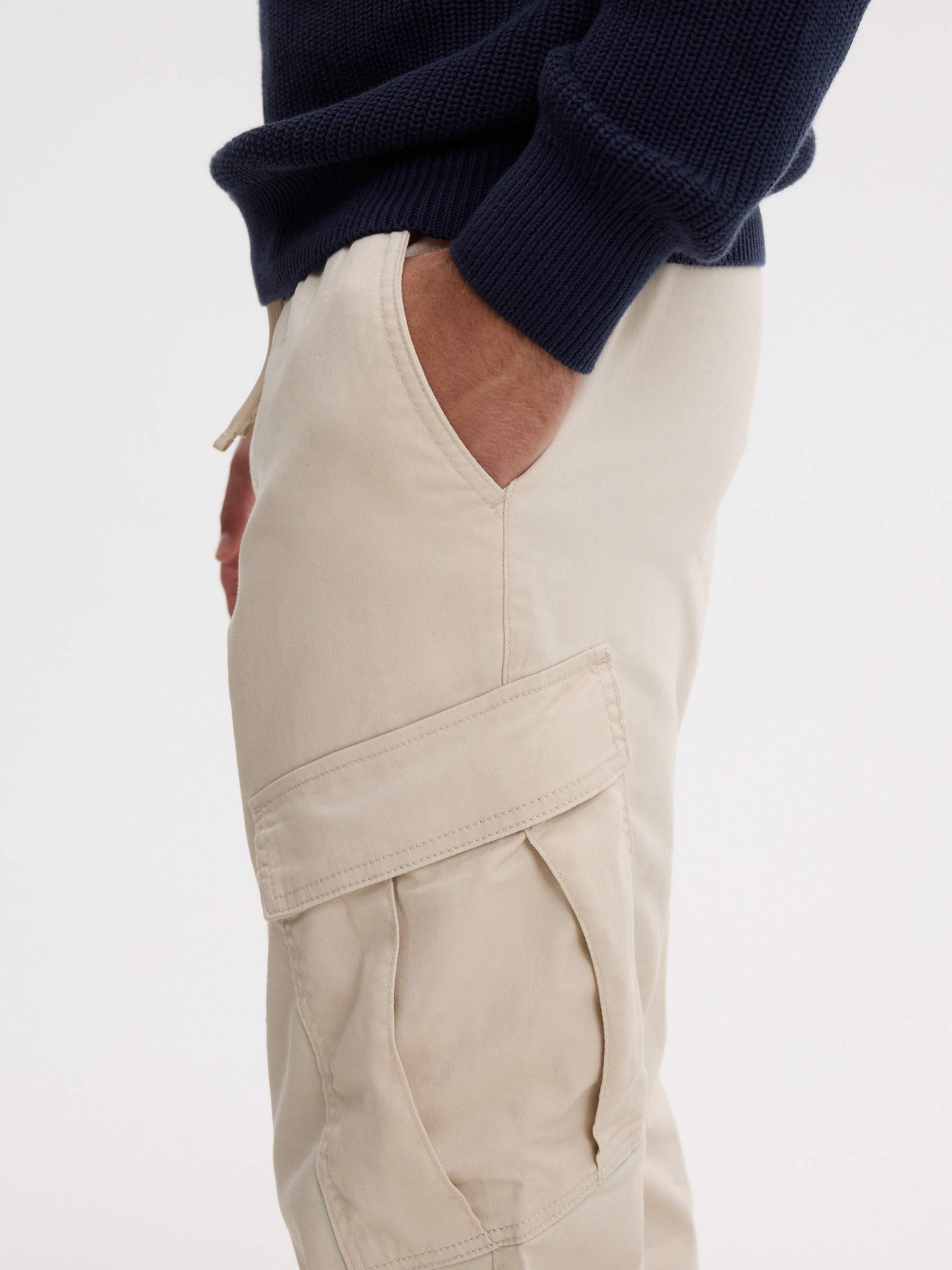 Pantalón cargo jogger tiro alto crudo vista general frontal