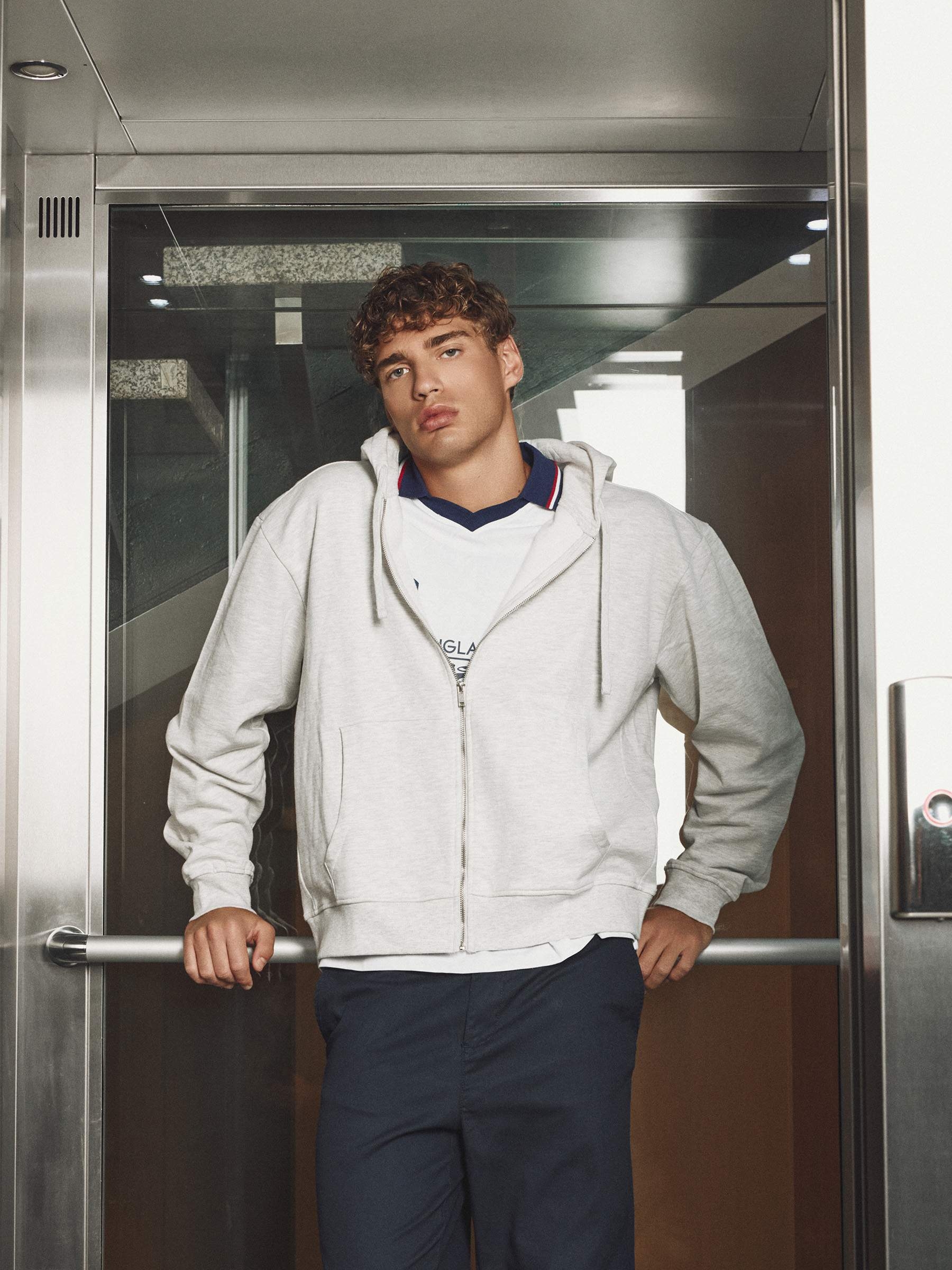 Oversized zip-up hoodie light grey vigore middle front view