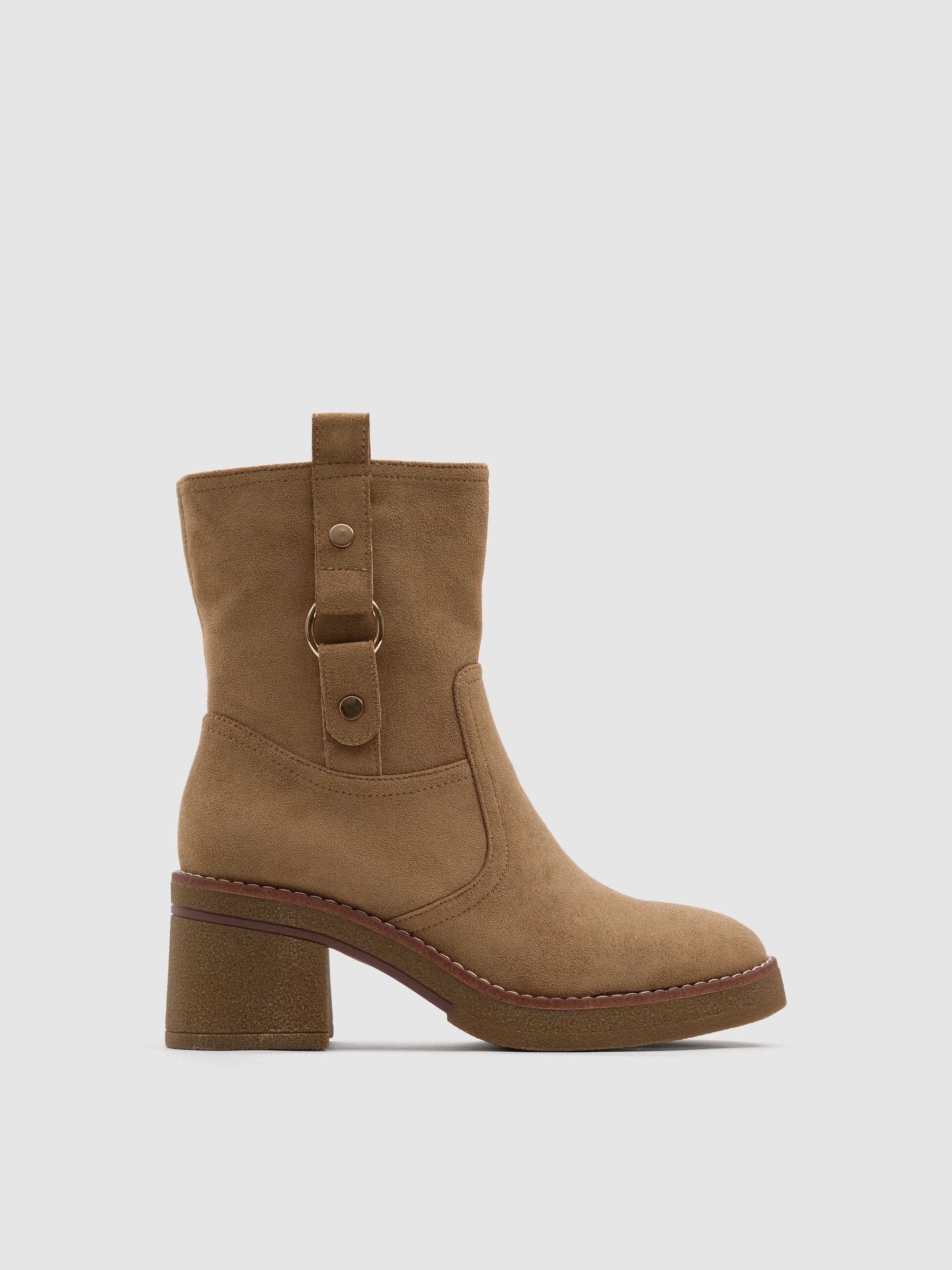 Botins com salto bloco e fivela bege