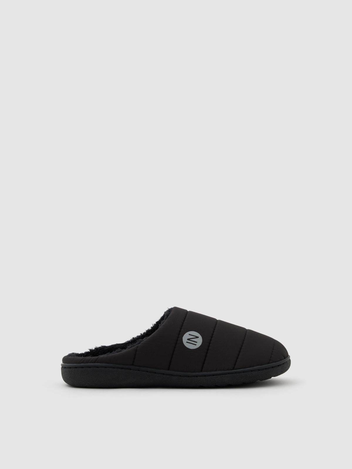 Pantufla destalonada forro pelo negro vista general frontal