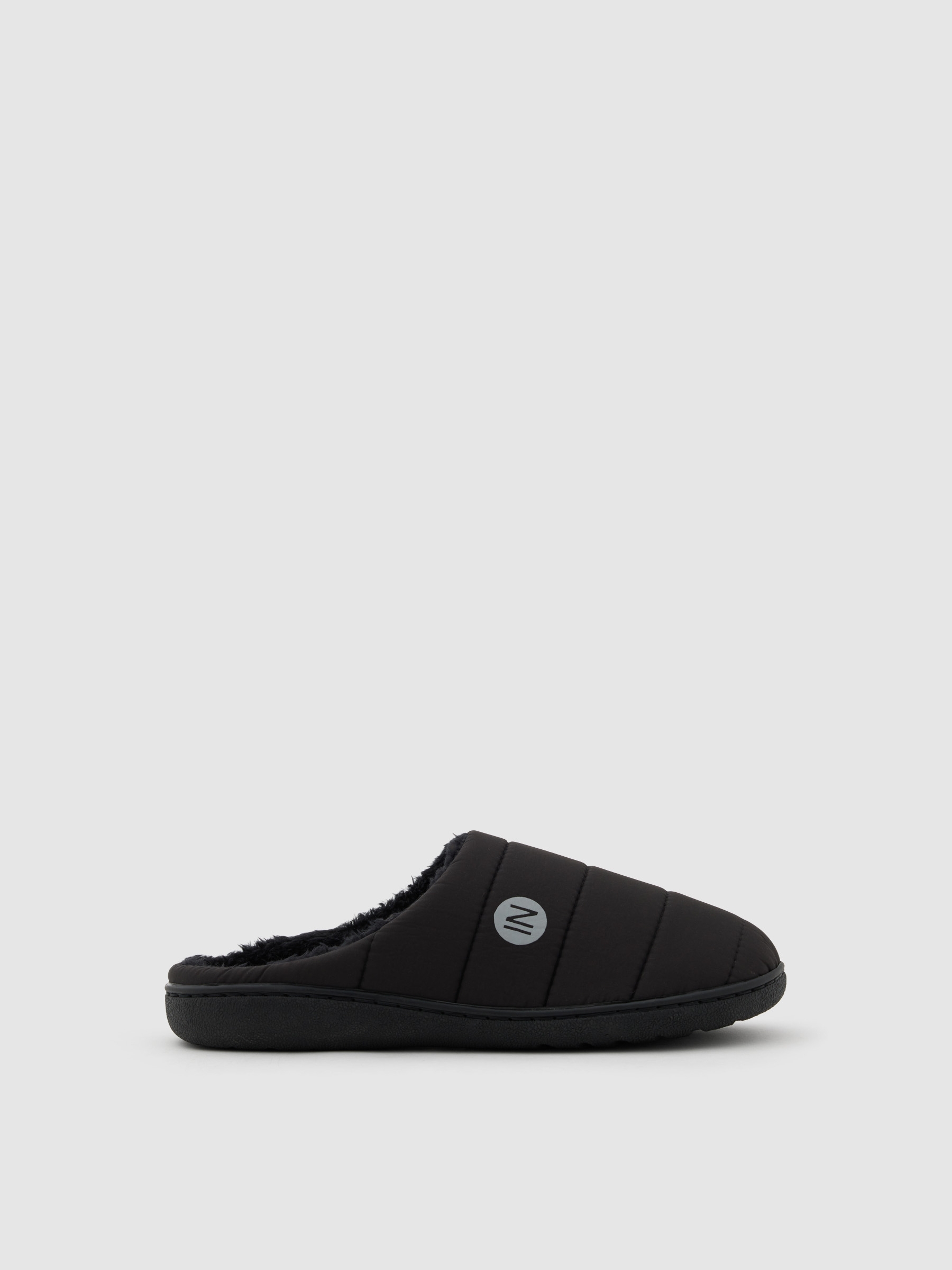 Pantufa destalonada forro de pelo preto vista geral frontal