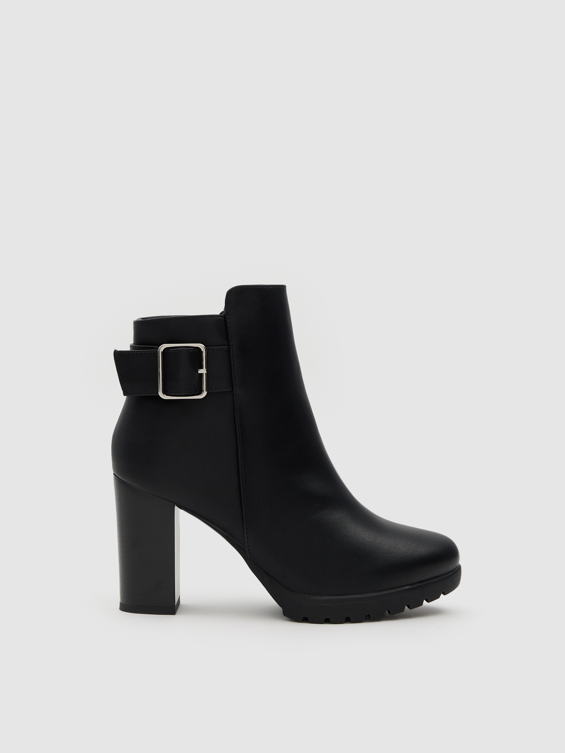 High ankle boot with buckle and wide heel black