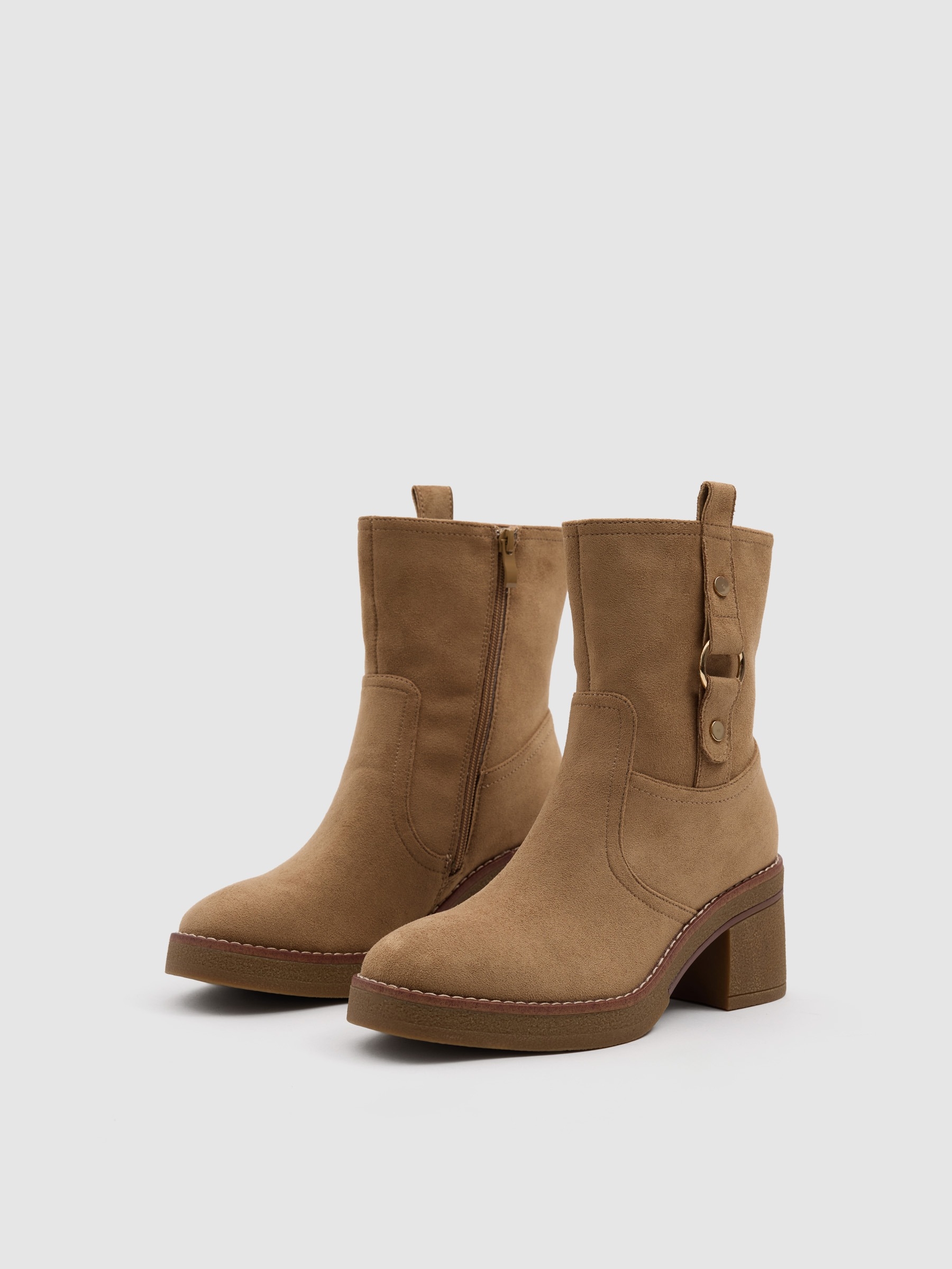 Wide-heel ankle boots with buckle beige