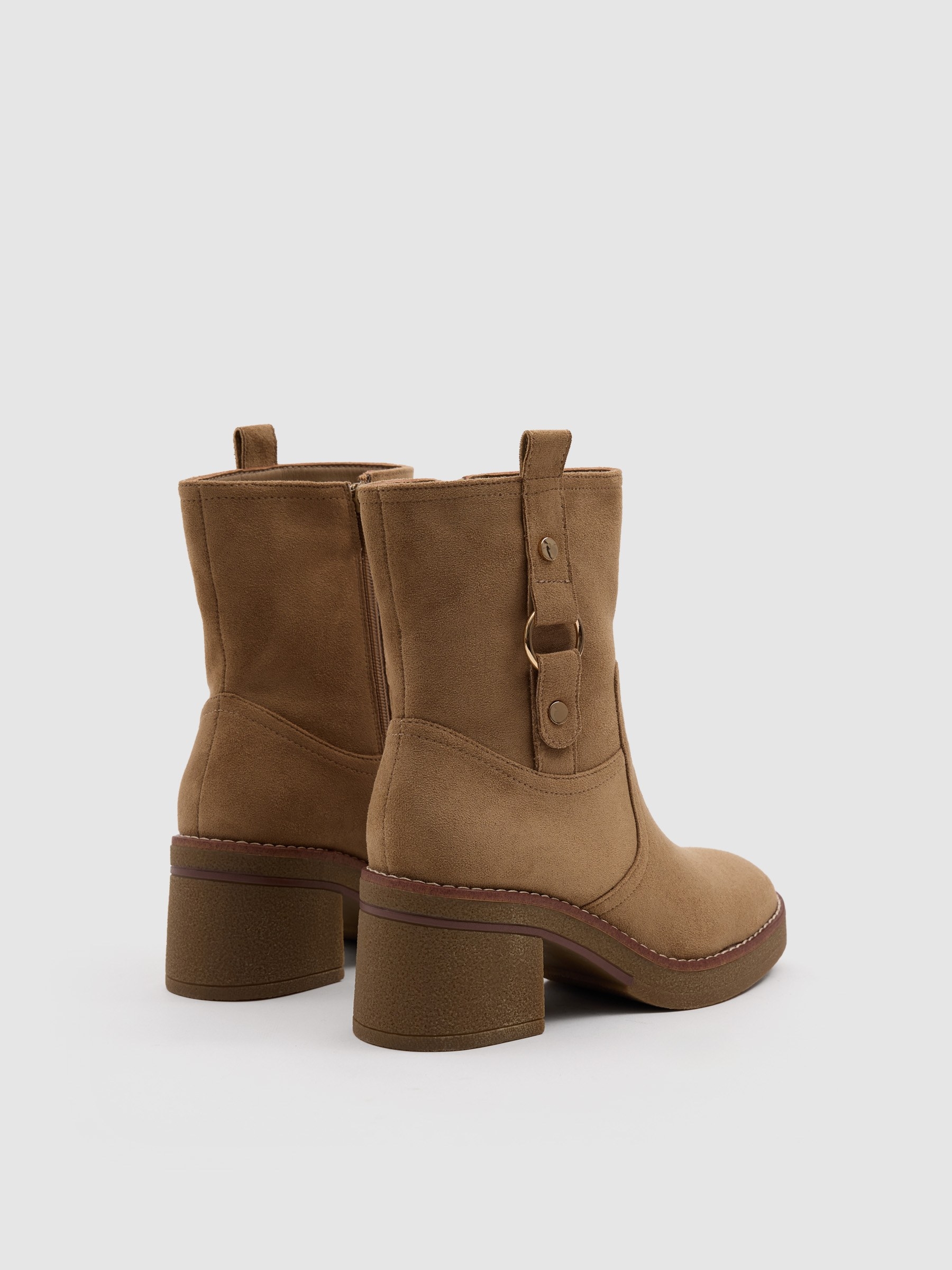 Wide-heel ankle boots with buckle beige