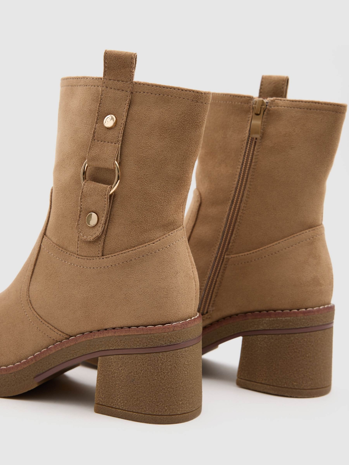 Botins com salto bloco e fivela bege vista superior