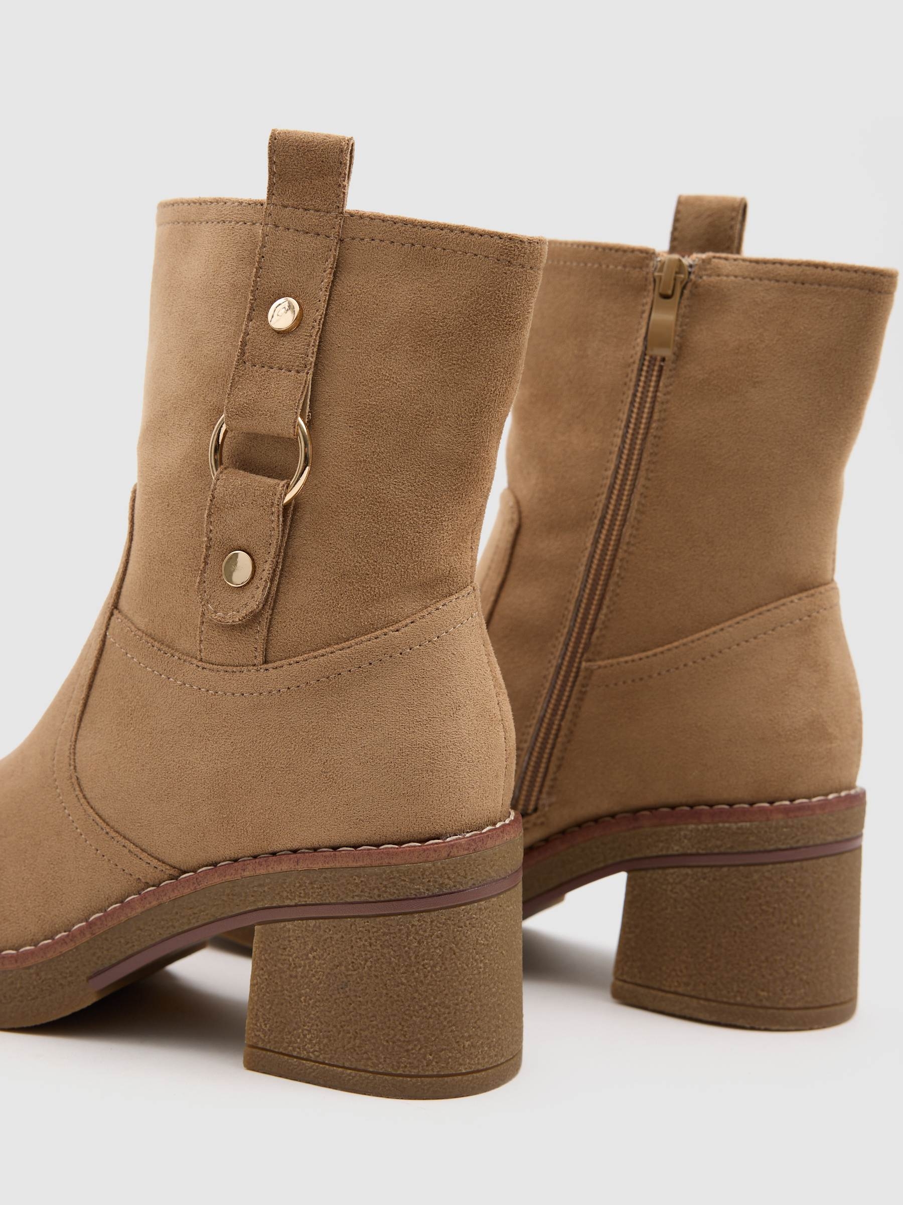 Botins com salto bloco e fivela bege
