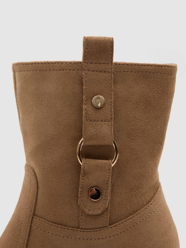 Botins com salto bloco e fivela bege vista detalhe