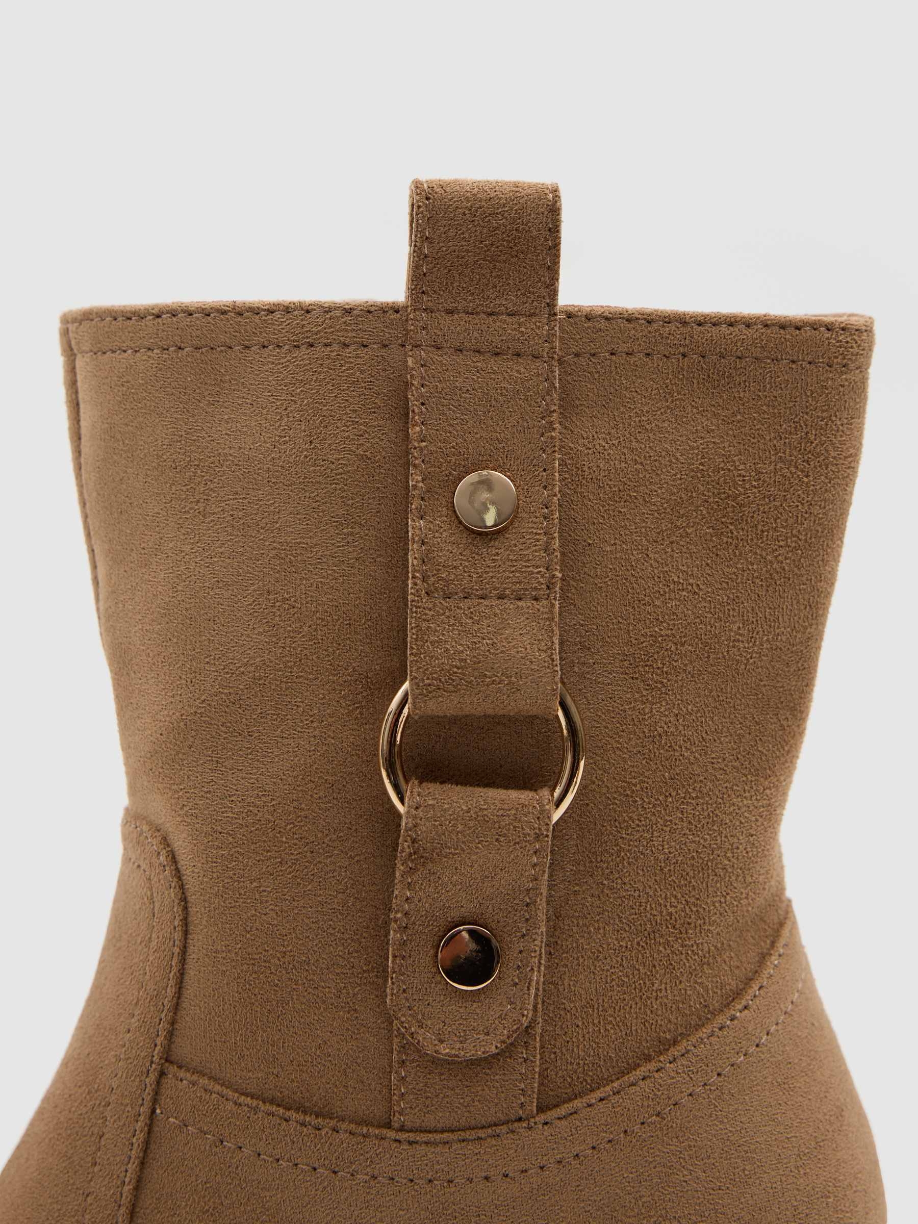 Wide-heel ankle boots with buckle beige