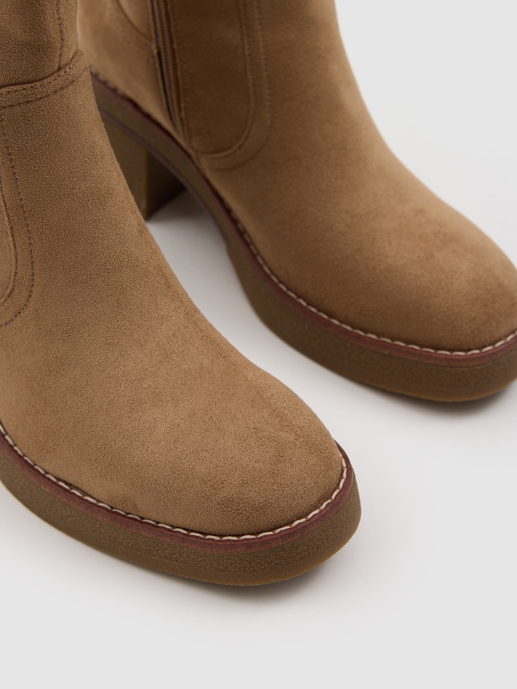 Botins com salto bloco e fivela bege