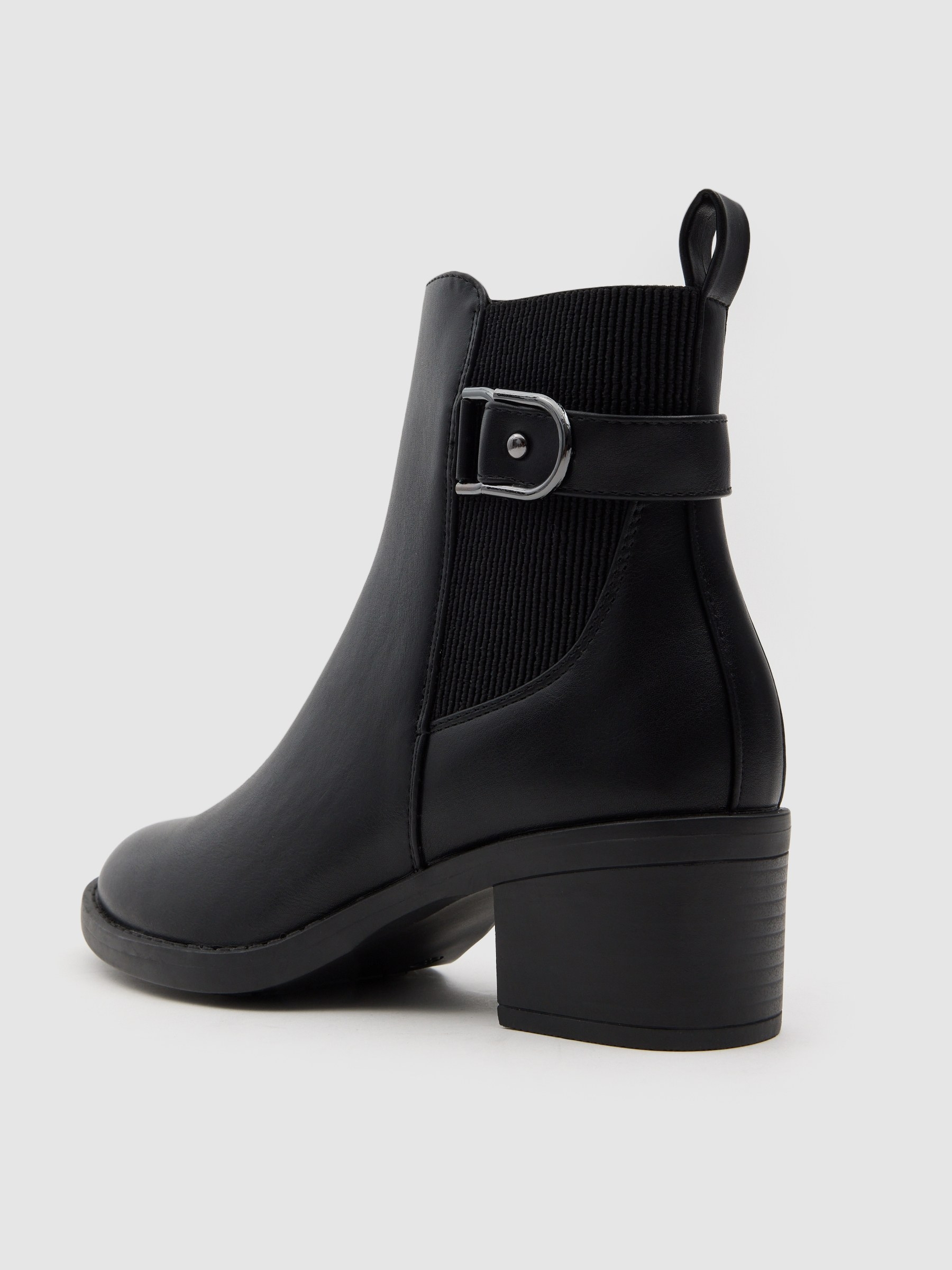 Chelsea ankle boot medium heel buckle black