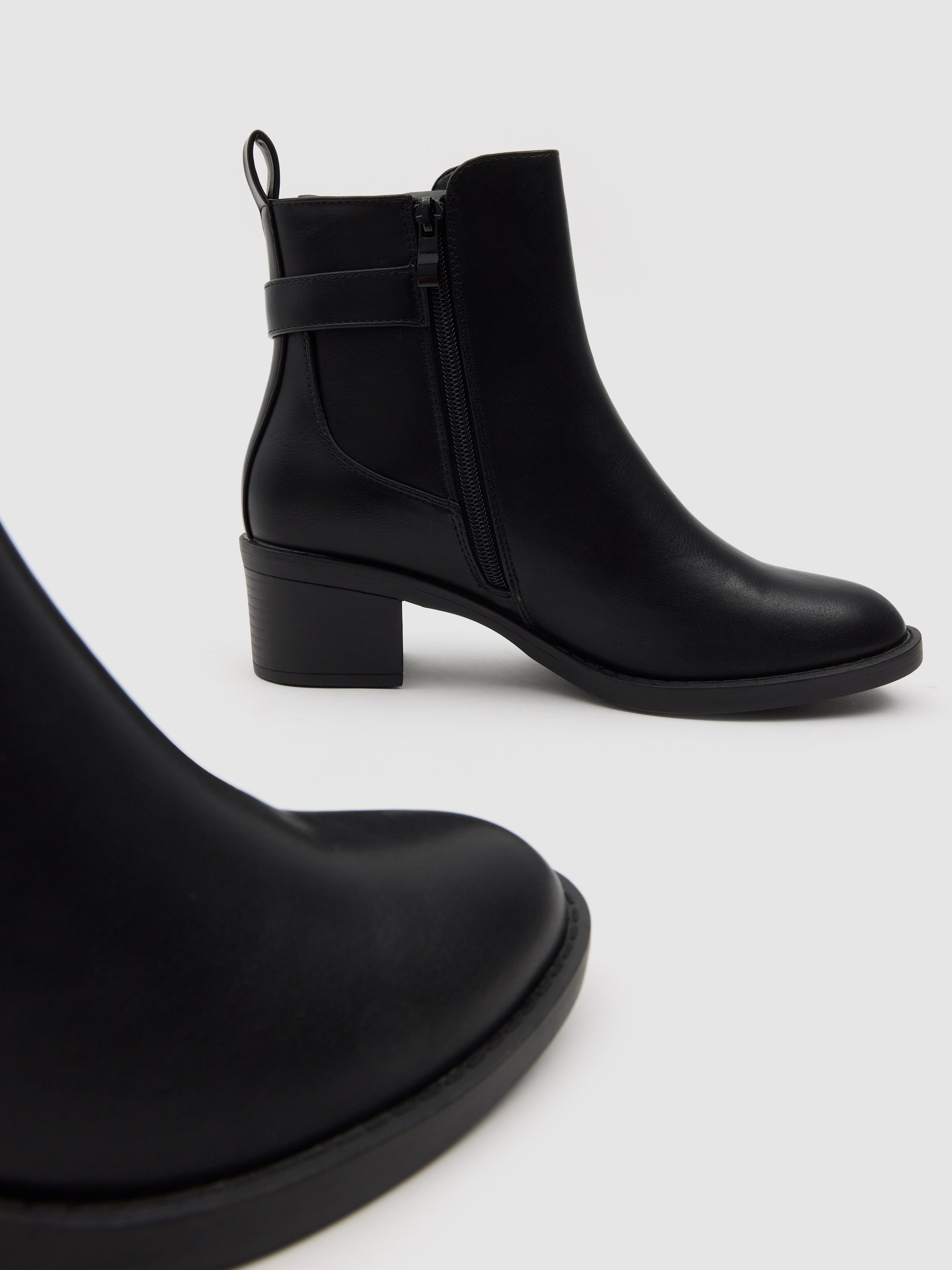 Chelsea ankle boot medium heel buckle black