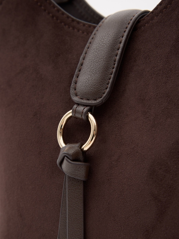 Bolso hombro efecto piel marrón oscuro vista detalle