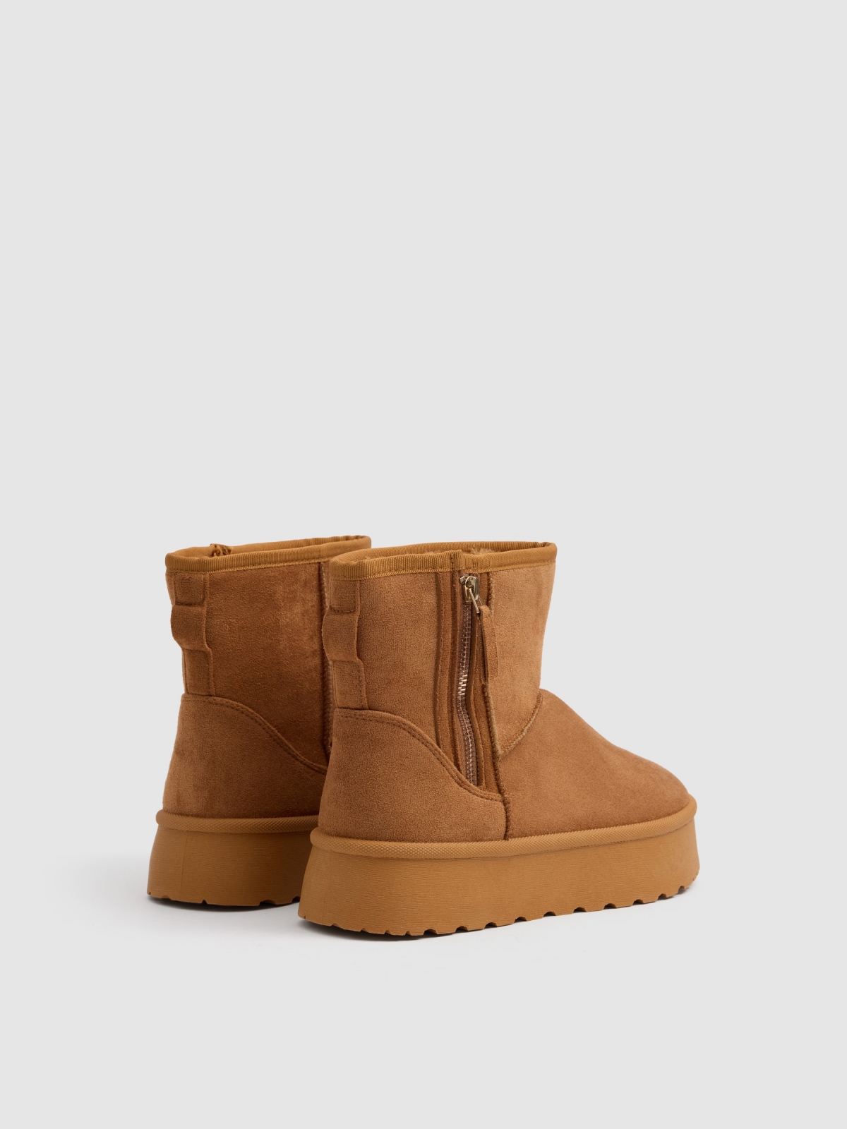 Botim plataforma forro de pelo marrom vista traseira 45º