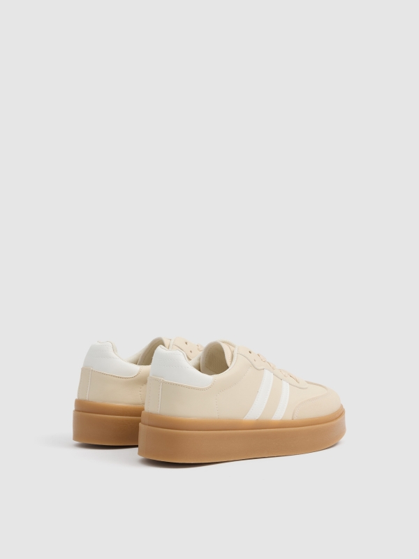 Zapatilla retro plataforma goma beige vista trasera 45º