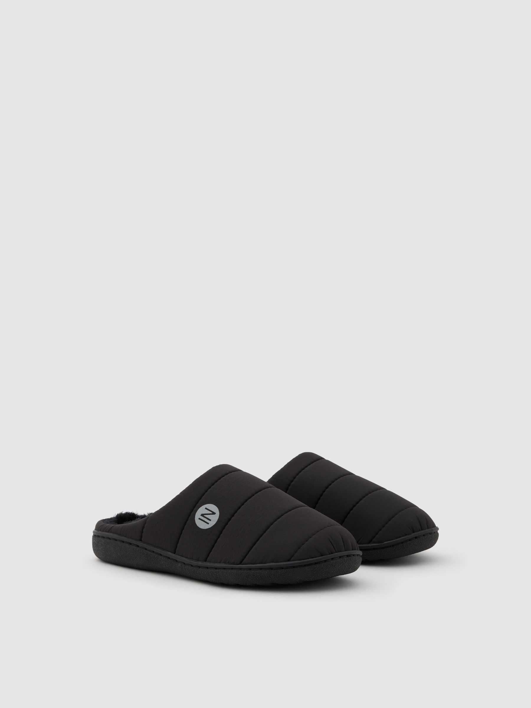 Pantufla destalonada forro pelo negro vista general frontal